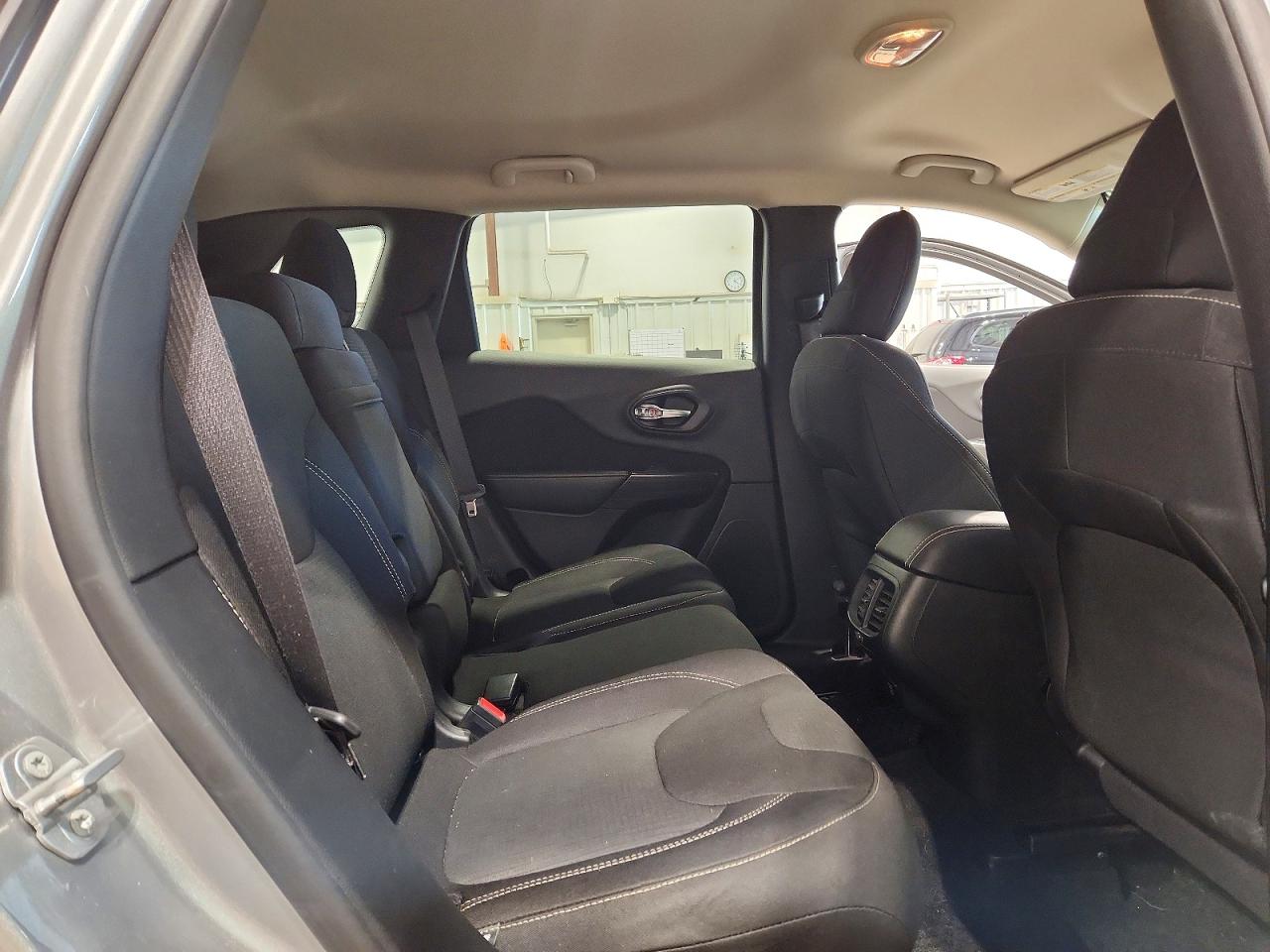 2015 Jeep Cherokee Latitude Silver vin: 1C4PJMCS1FW745331
