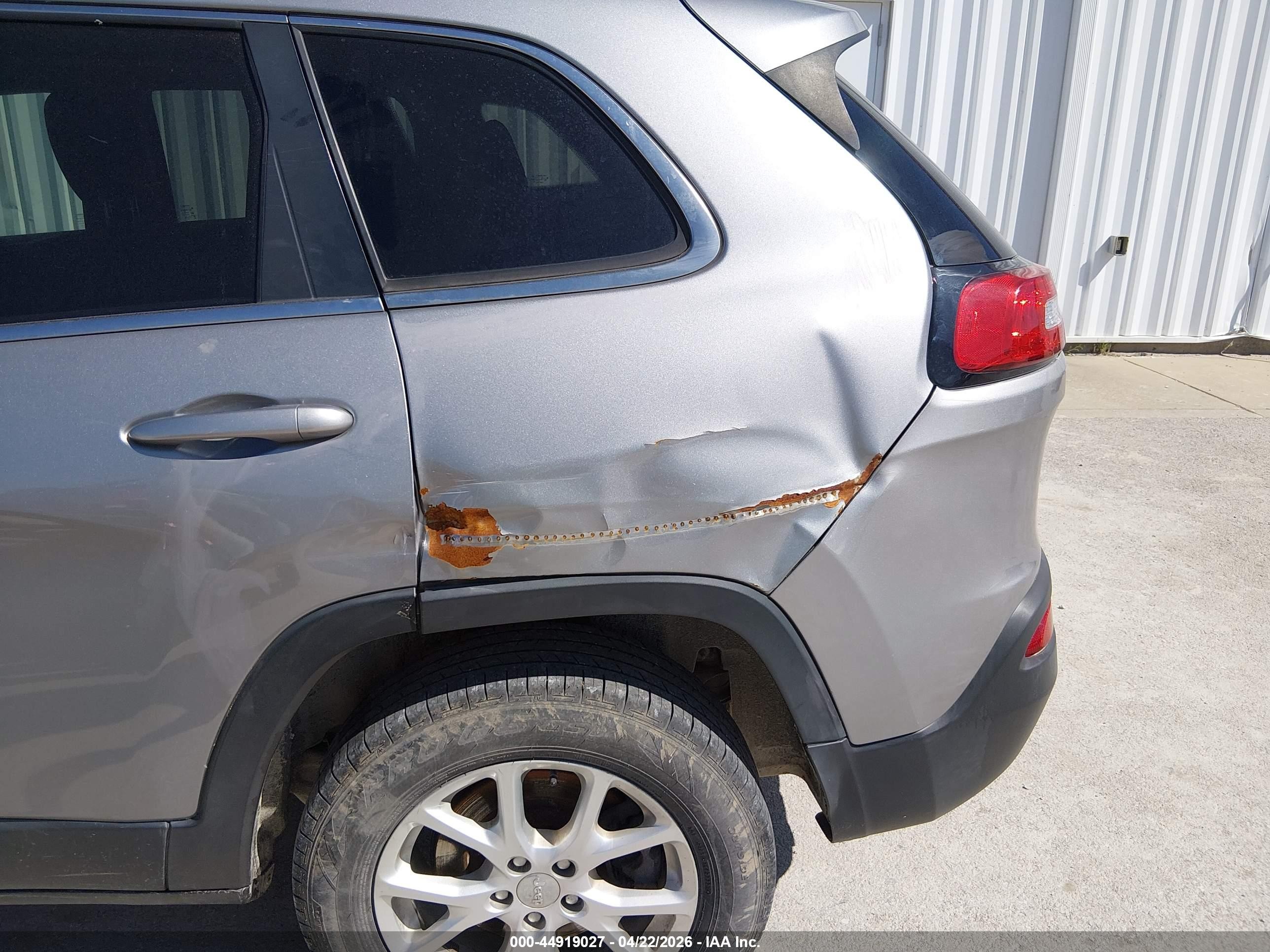 2014 Jeep Cherokee Latitude Gray vin: 1C4PJMCS2EW122251