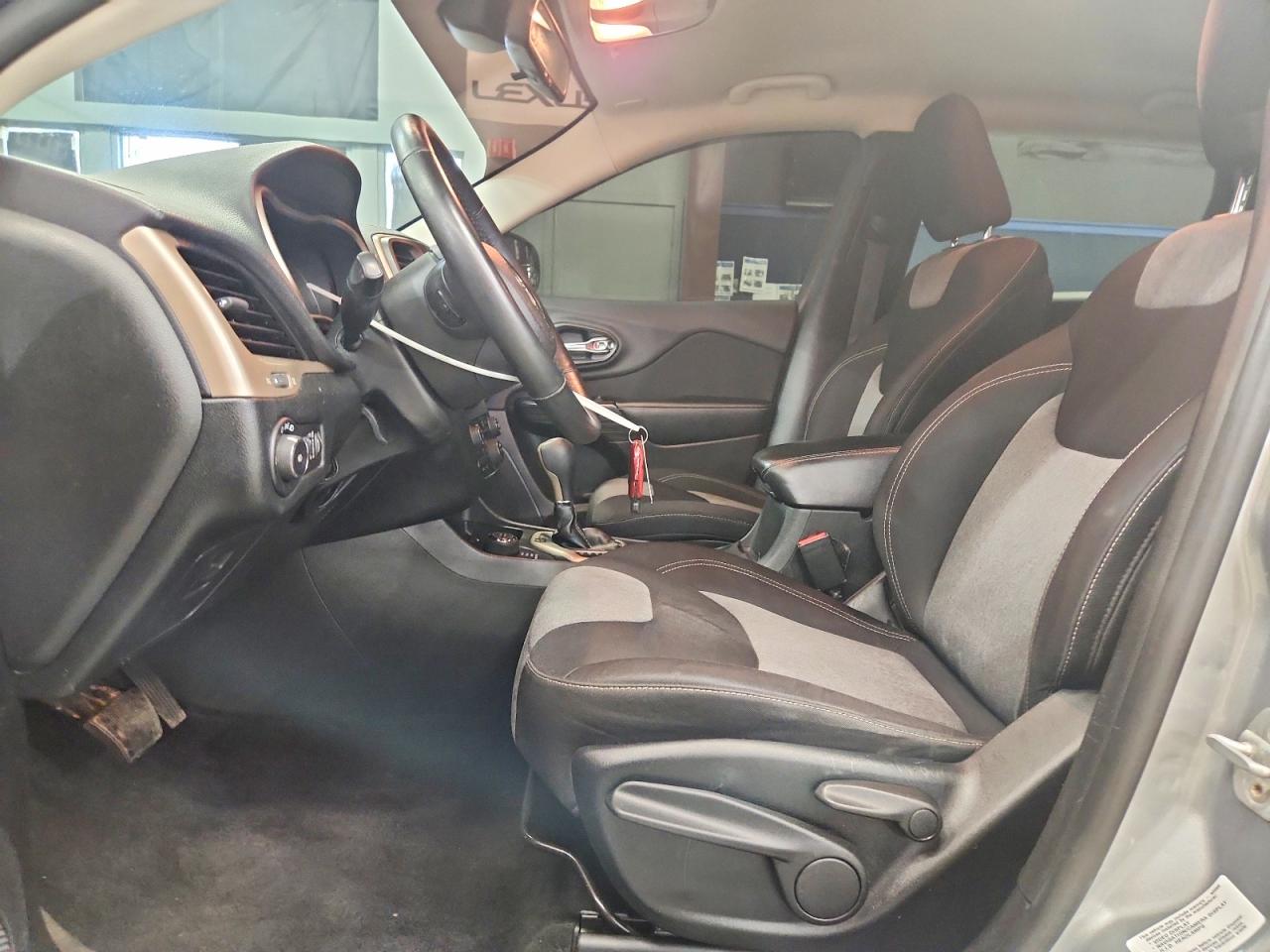 2014 Jeep Cherokee Latitude Серебряный vin: 1C4PJMCS2EW129121