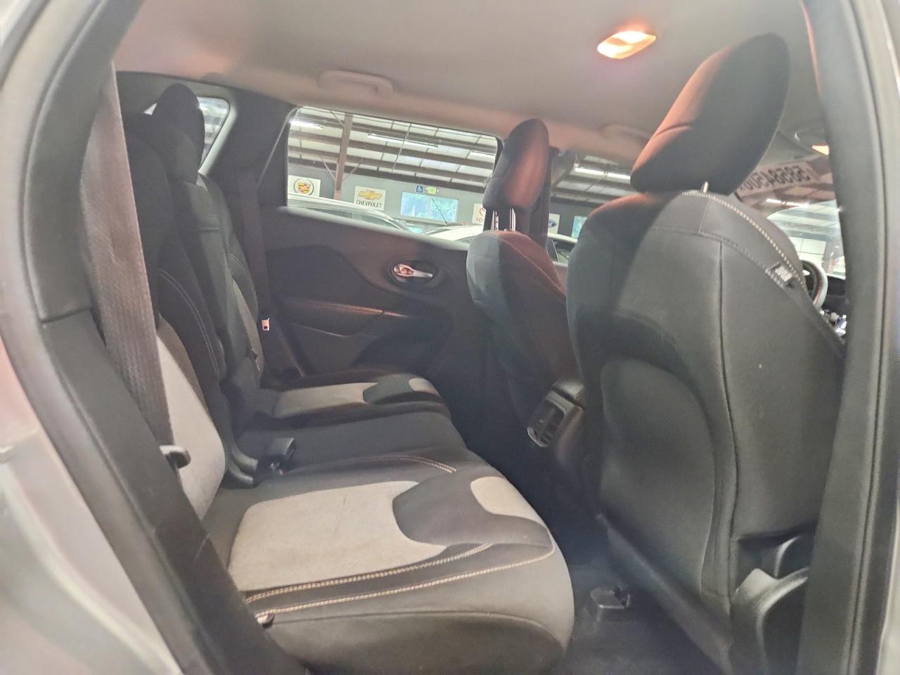 2014 Jeep Cherokee Latitude Серебряный vin: 1C4PJMCS2EW129121