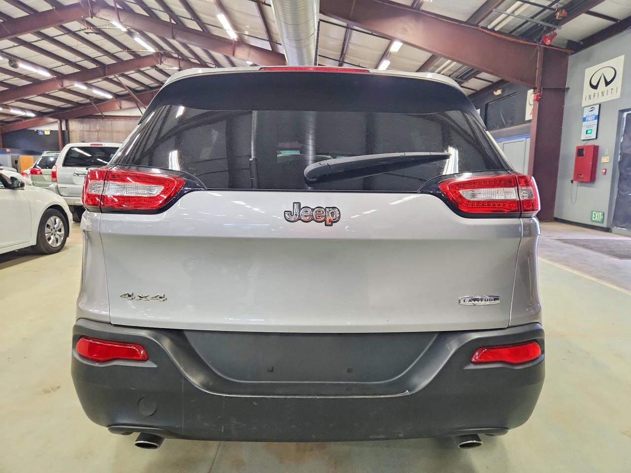 2014 Jeep Cherokee Latitude Серебряный vin: 1C4PJMCS2EW129121