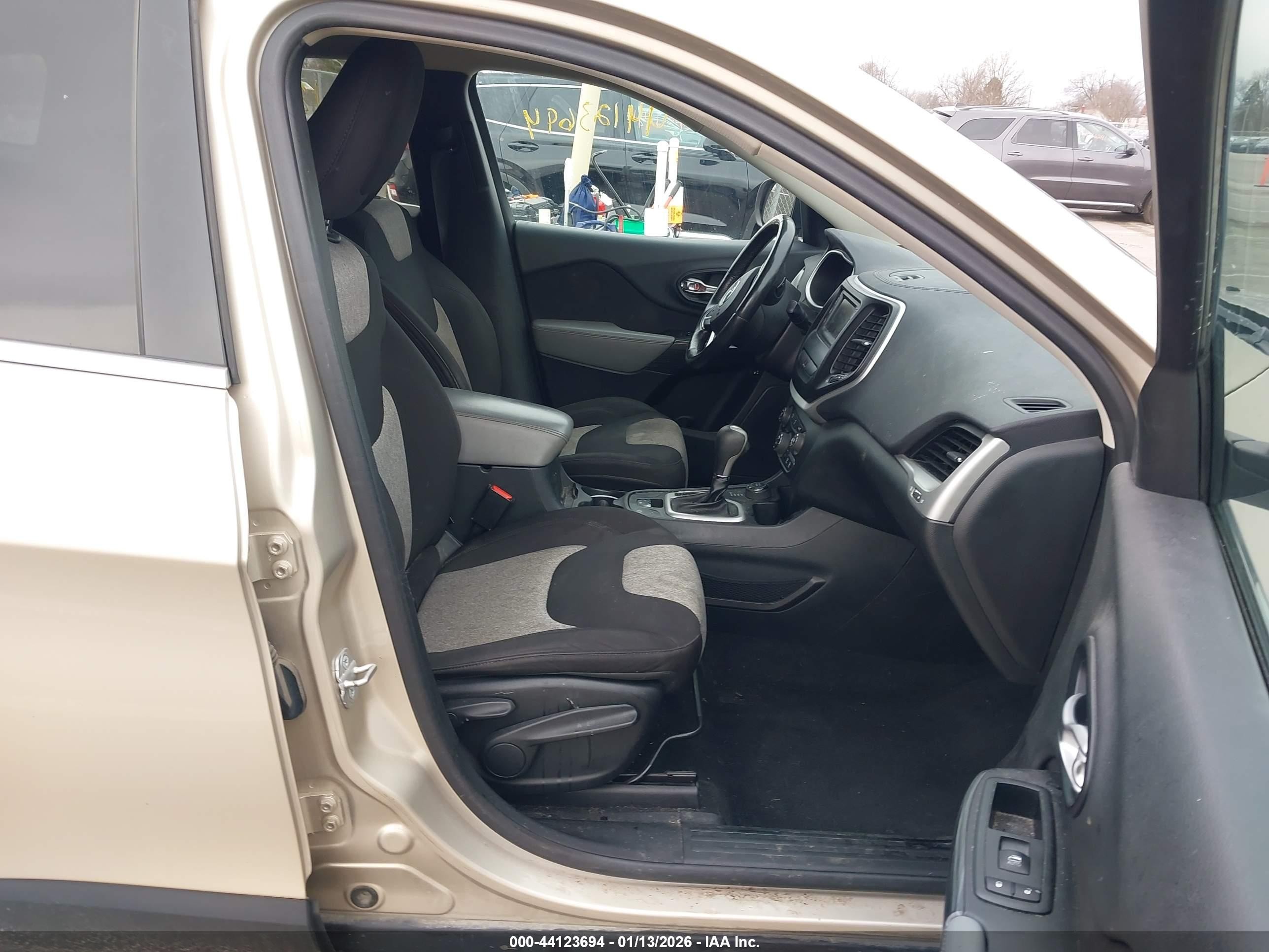 2014 Jeep Cherokee Latitude Beige vin: 1C4PJMCS2EW188217