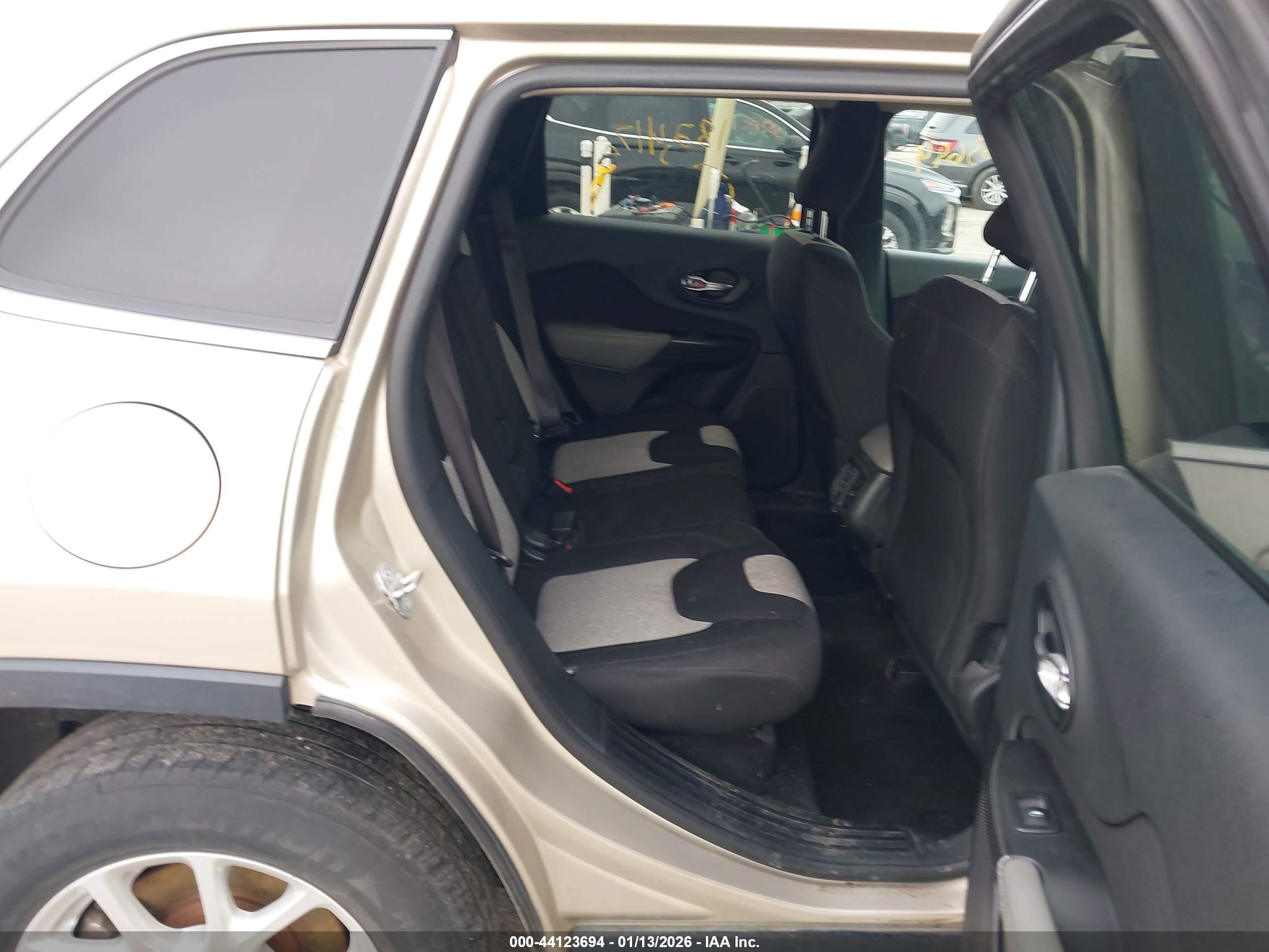 2014 Jeep Cherokee Latitude Beige vin: 1C4PJMCS2EW188217