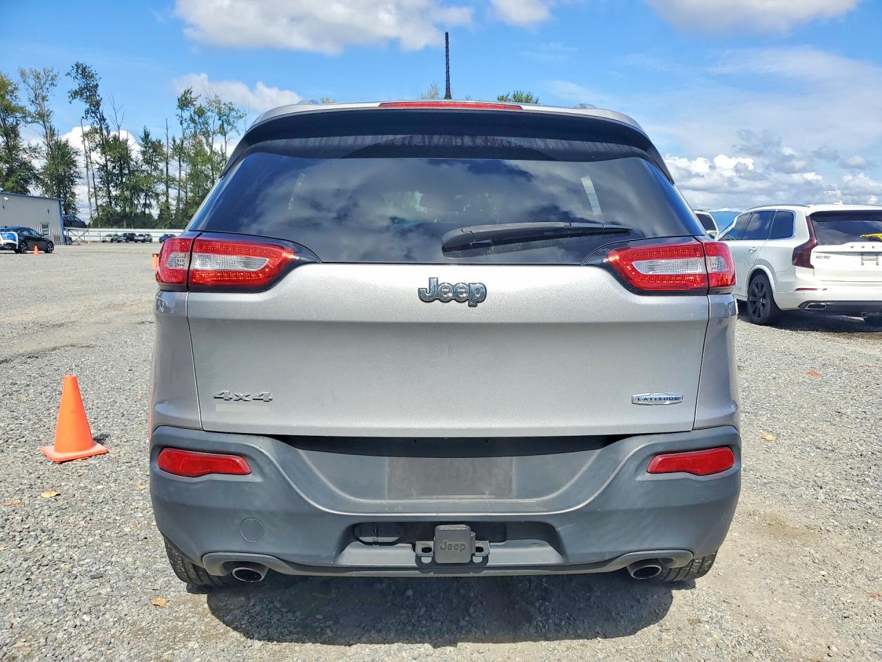 2014 Jeep Cherokee Latitude Silver vin: 1C4PJMCS2EW223340