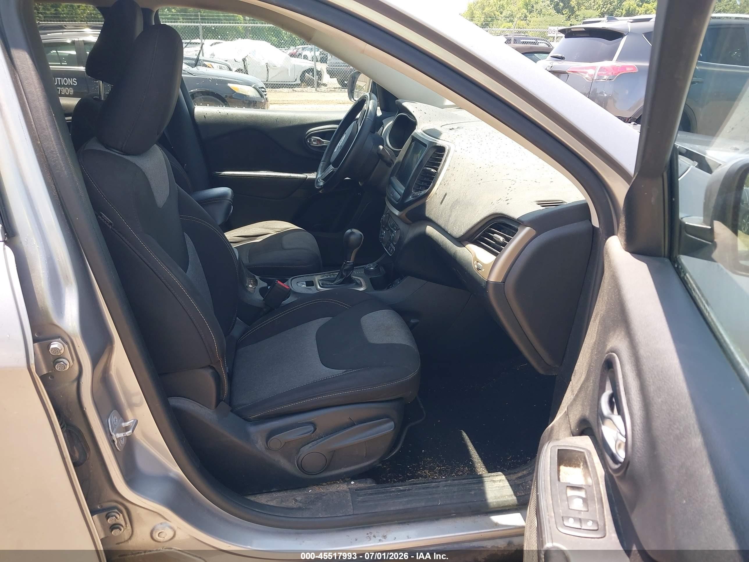 2014 Jeep Cherokee Latitude Gray vin: 1C4PJMCS2EW260615