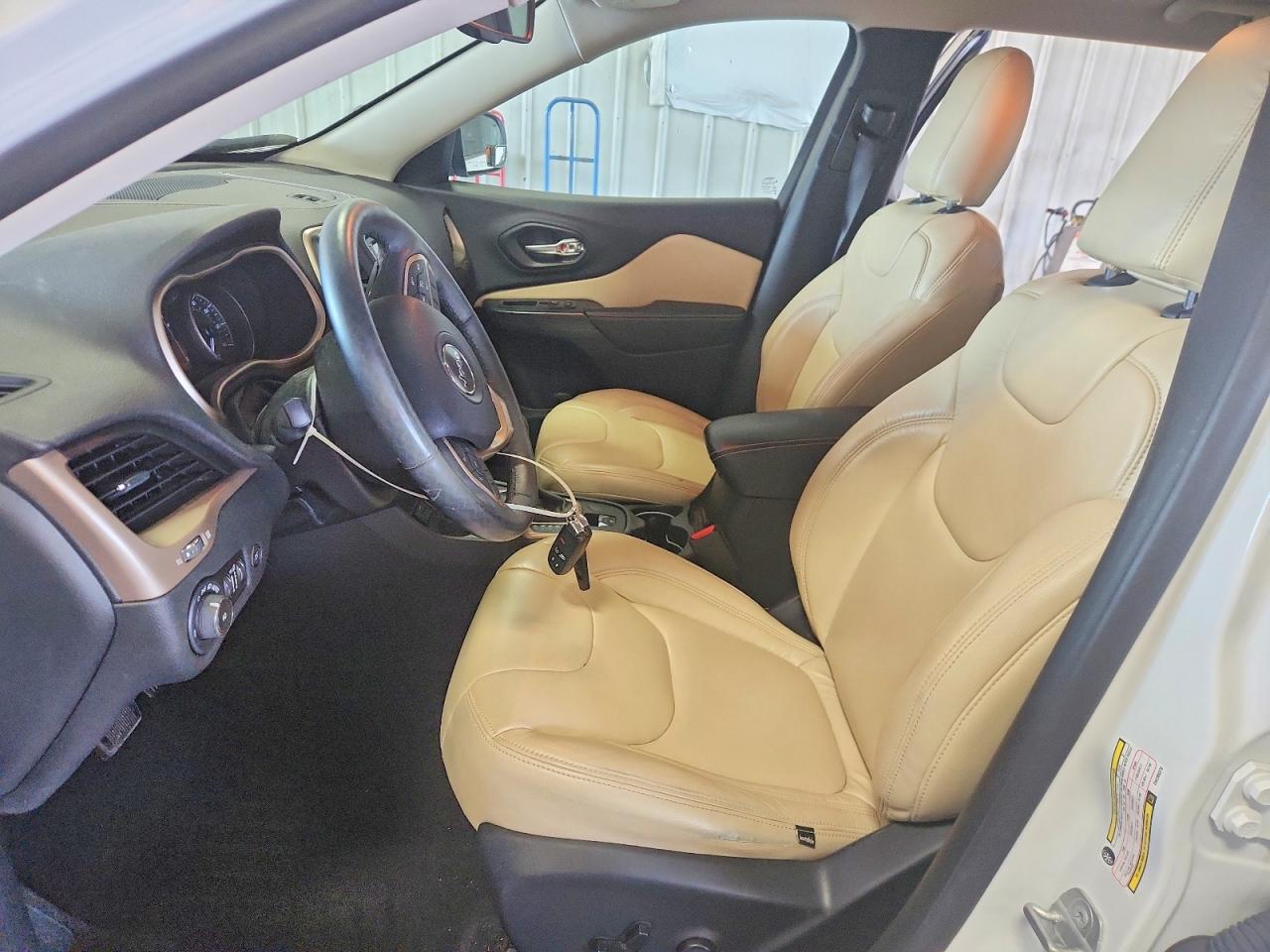 2014 Jeep Cherokee Latitude White vin: 1C4PJMCS2EW285370