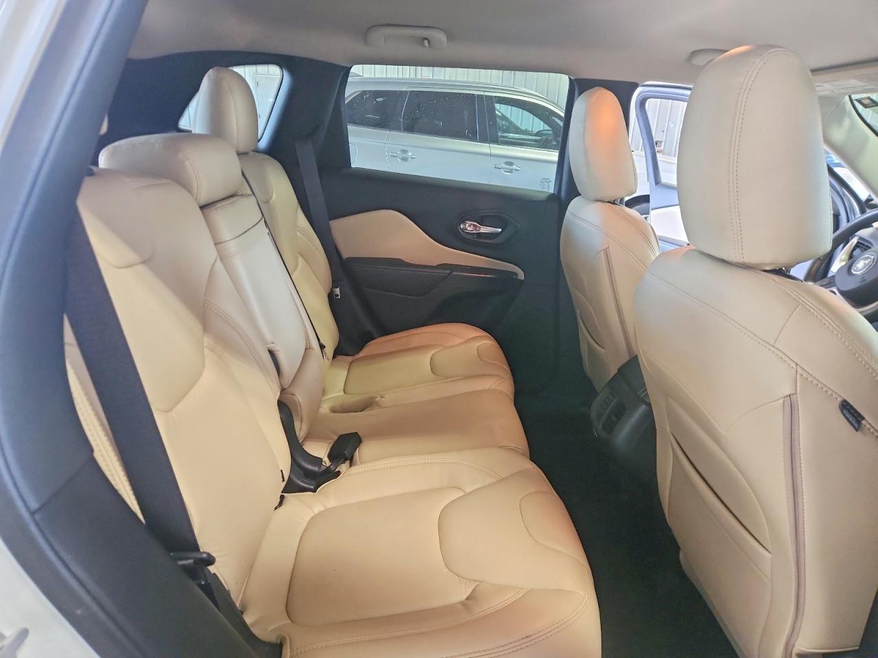 2014 Jeep Cherokee Latitude White vin: 1C4PJMCS2EW285370