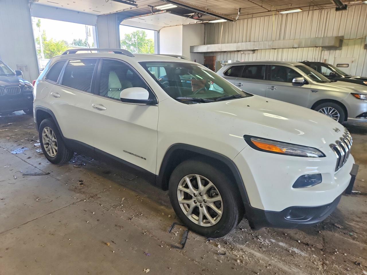 2014 Jeep Cherokee Latitude White vin: 1C4PJMCS2EW285370