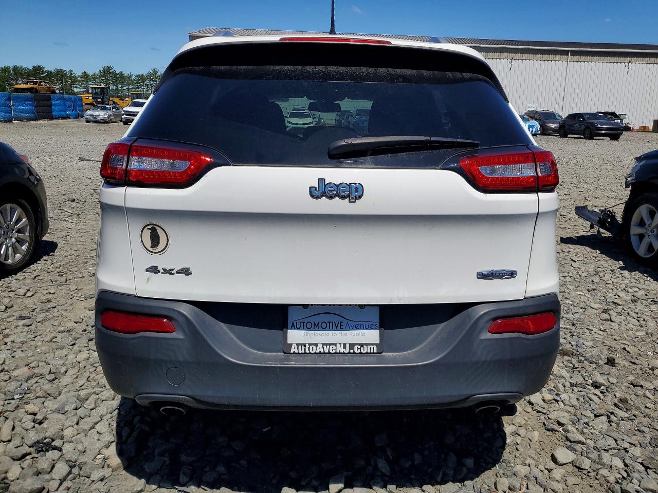 2014 Jeep Cherokee Latitude White vin: 1C4PJMCS2EW286731