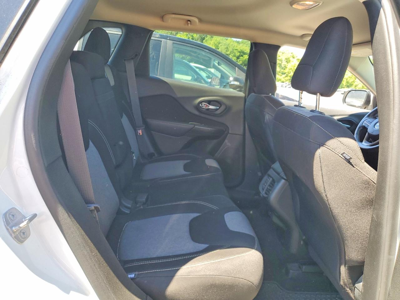 2014 Jeep Cherokee Latitude White vin: 1C4PJMCS2EW286731
