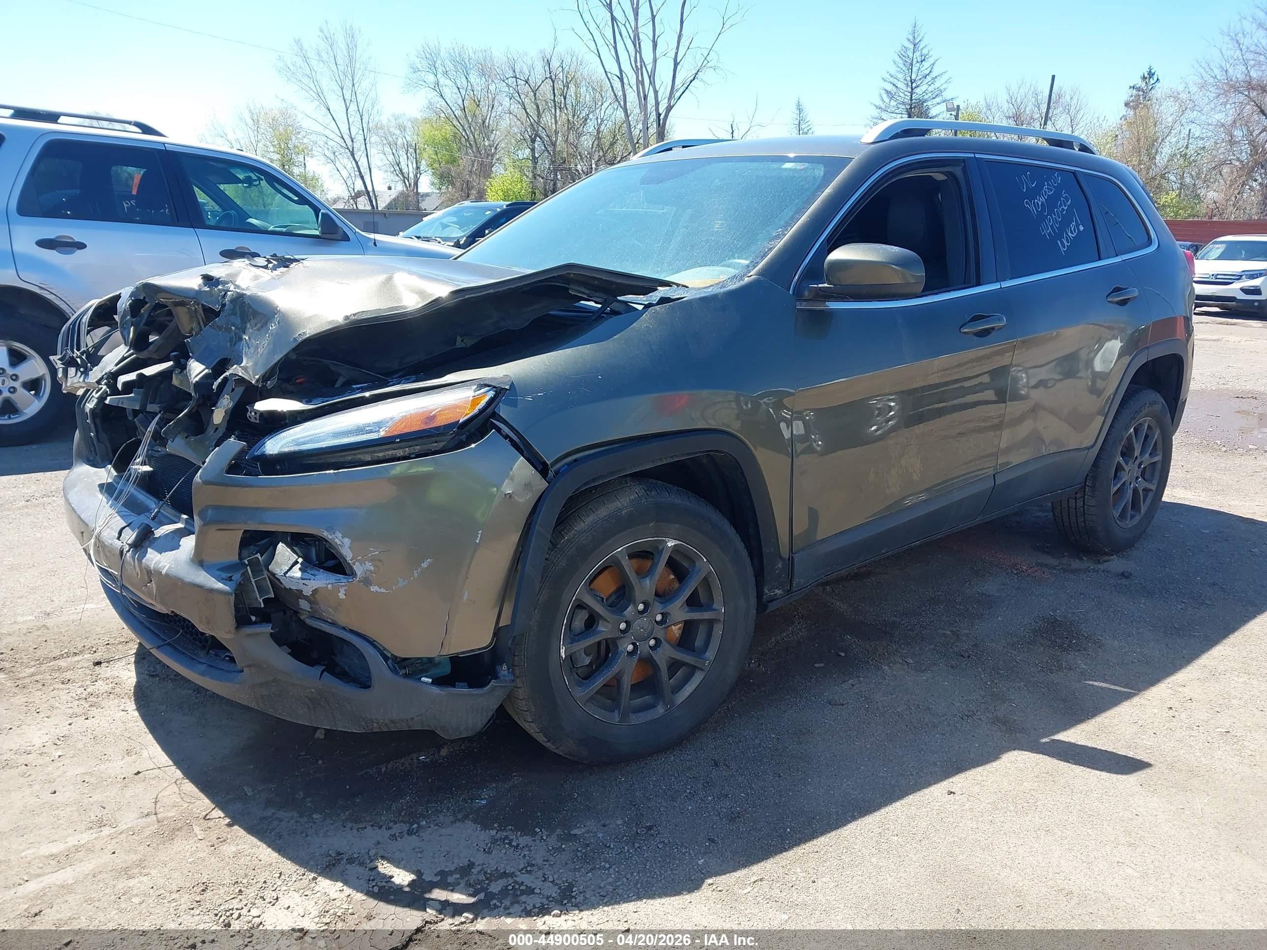 2015 Jeep Cherokee Latitude Green vin: 1C4PJMCS2FW558762