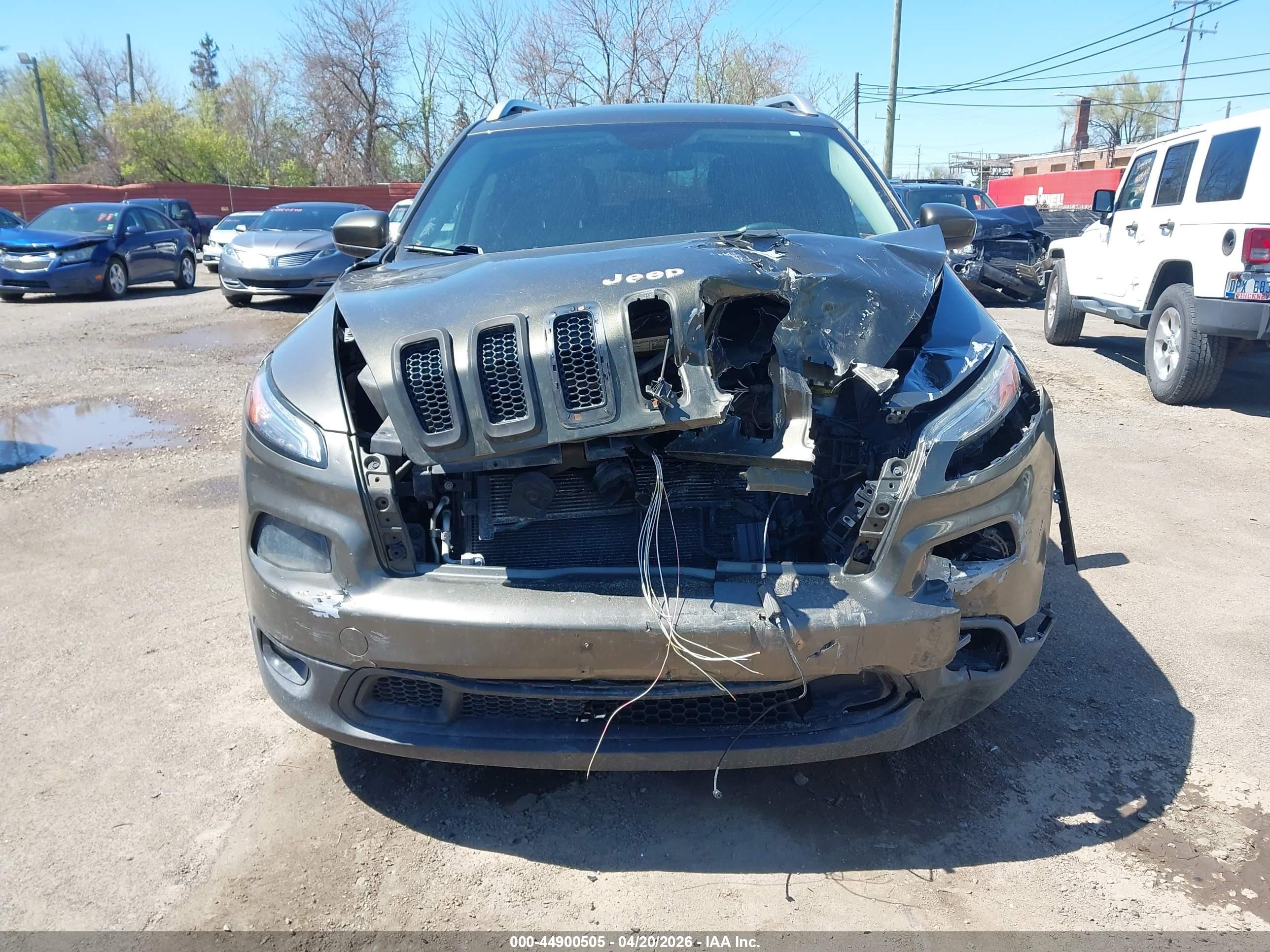 2015 Jeep Cherokee Latitude Green vin: 1C4PJMCS2FW558762