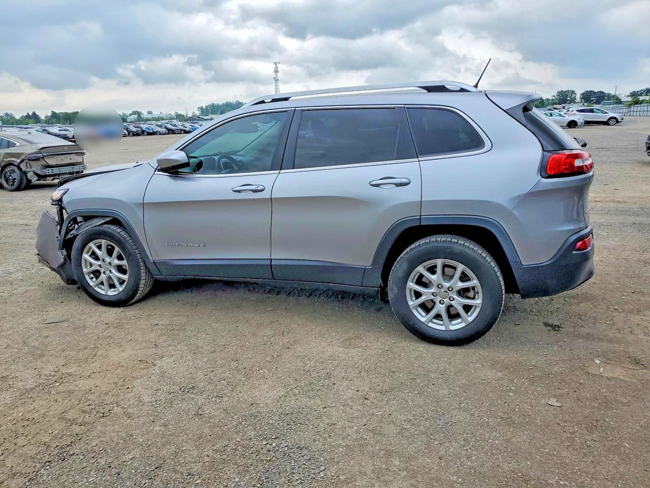 2015 Jeep Cherokee Latitude Silver vin: 1C4PJMCS2FW648591