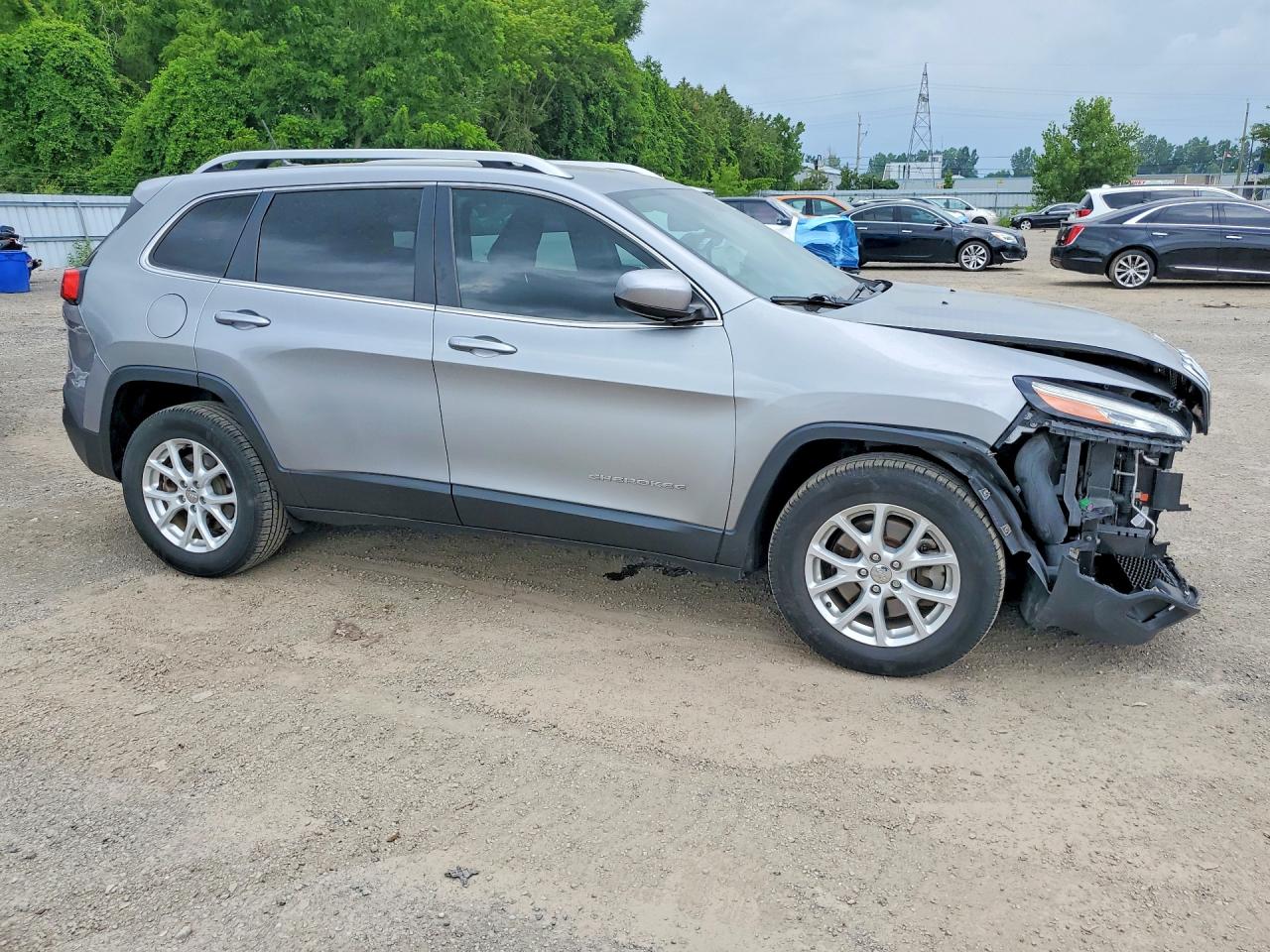 2015 Jeep Cherokee Latitude Silver vin: 1C4PJMCS2FW648591