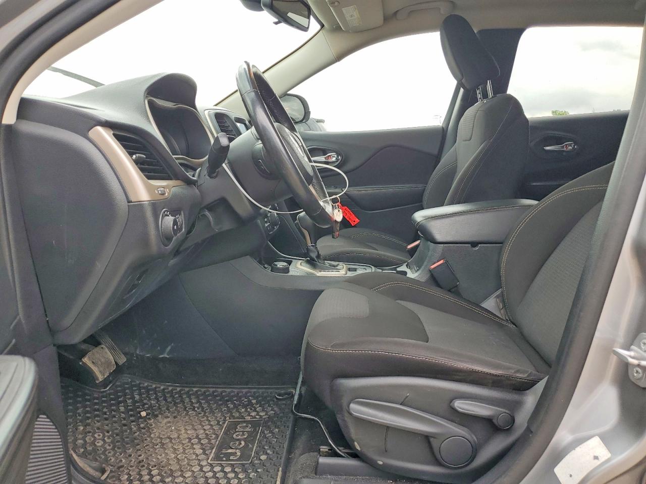 2015 Jeep Cherokee Latitude Silver vin: 1C4PJMCS2FW648591