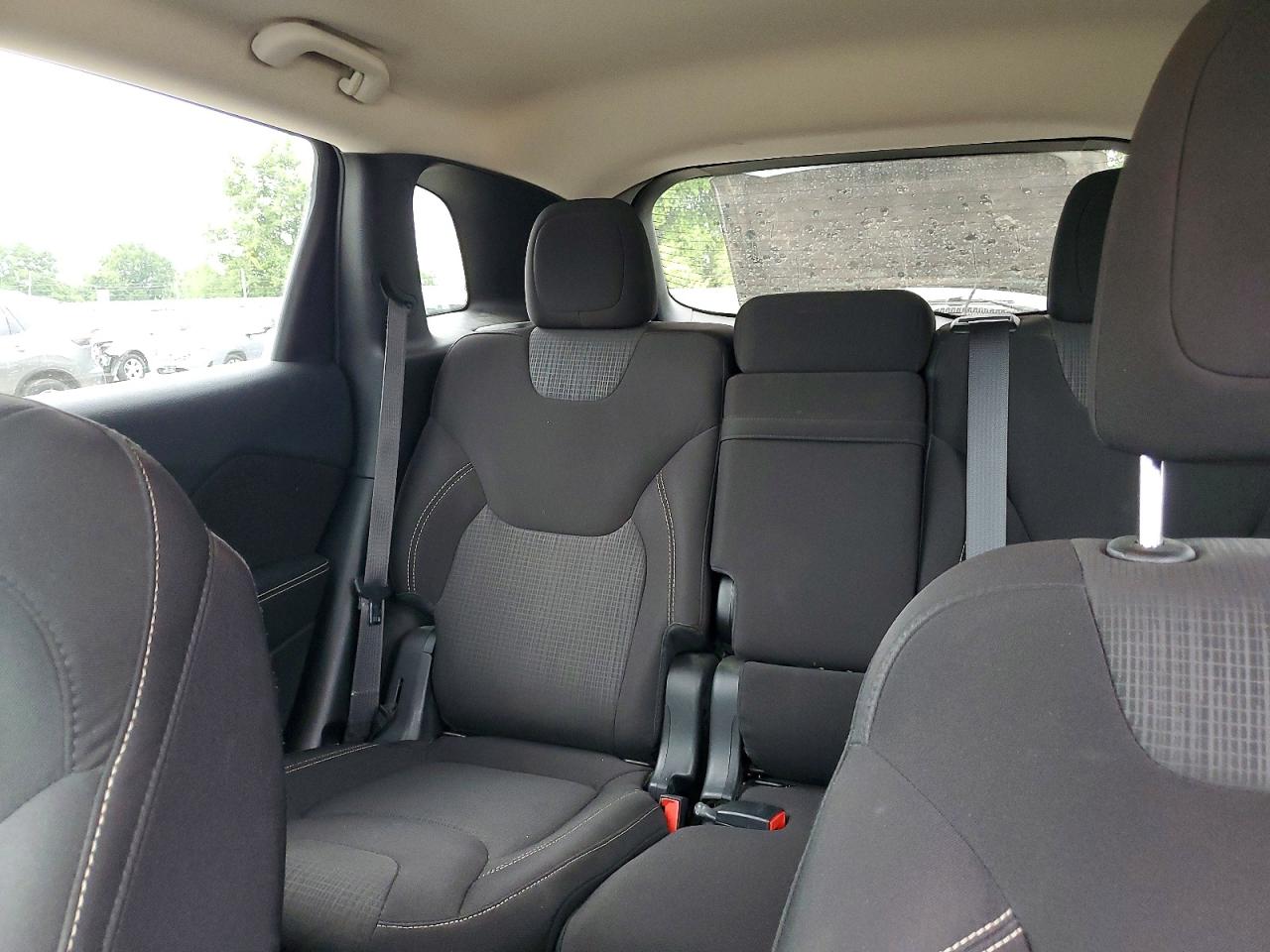 2015 Jeep Cherokee Latitude Silver vin: 1C4PJMCS2FW648591