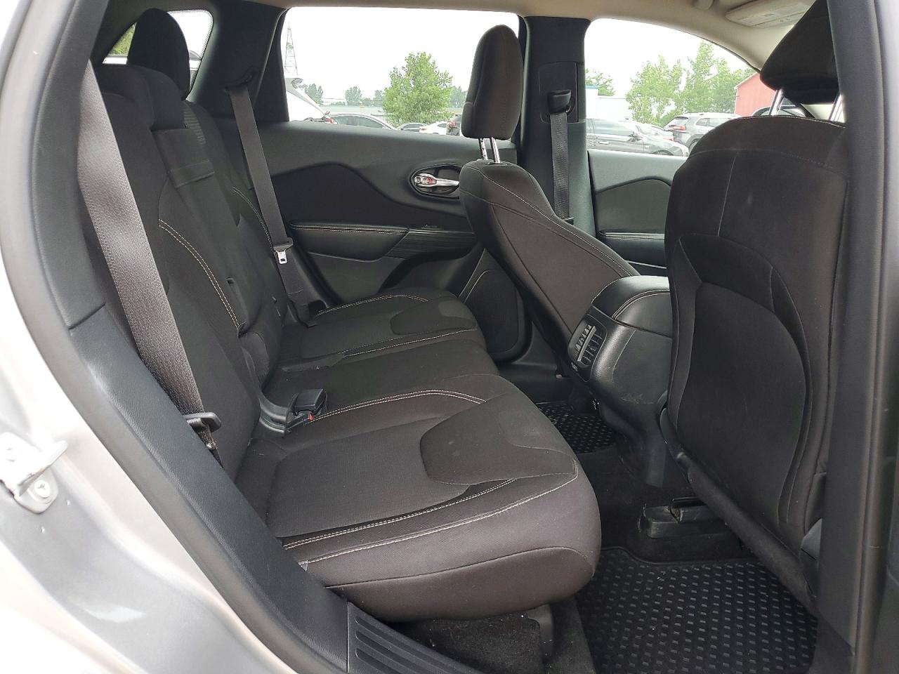 2015 Jeep Cherokee Latitude Silver vin: 1C4PJMCS2FW648591