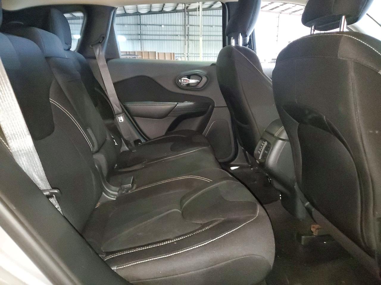2015 Jeep Cherokee Latitude Silver vin: 1C4PJMCS2FW735293