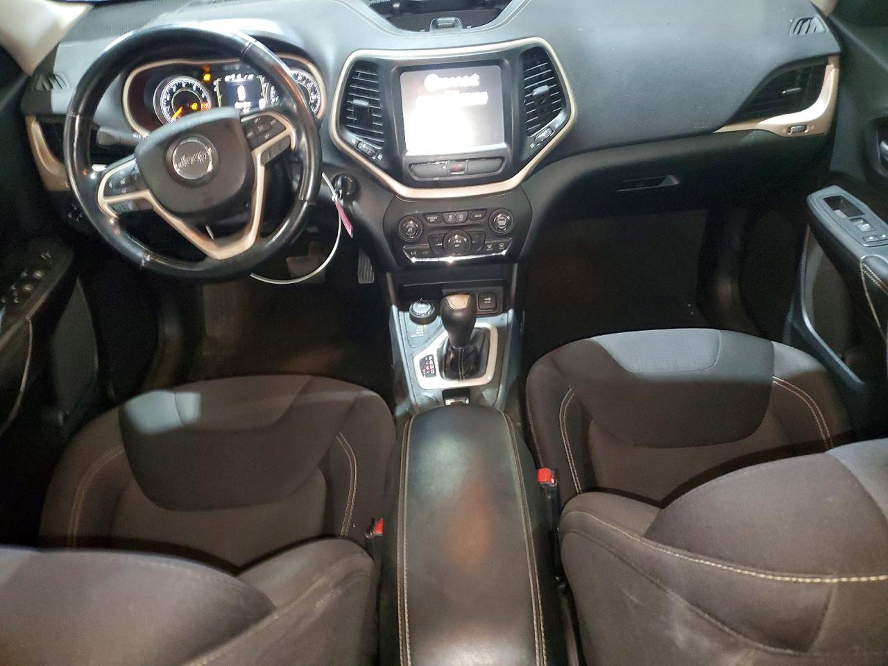 2015 Jeep Cherokee Latitude Silver vin: 1C4PJMCS2FW735293