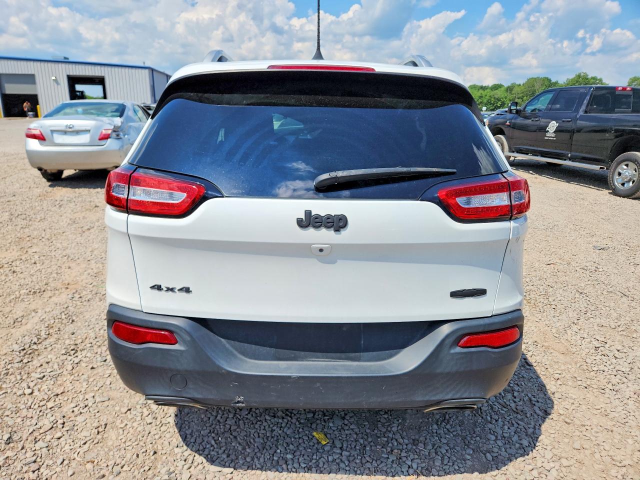 2015 Jeep Cherokee Latitude White vin: 1C4PJMCS2FW787880