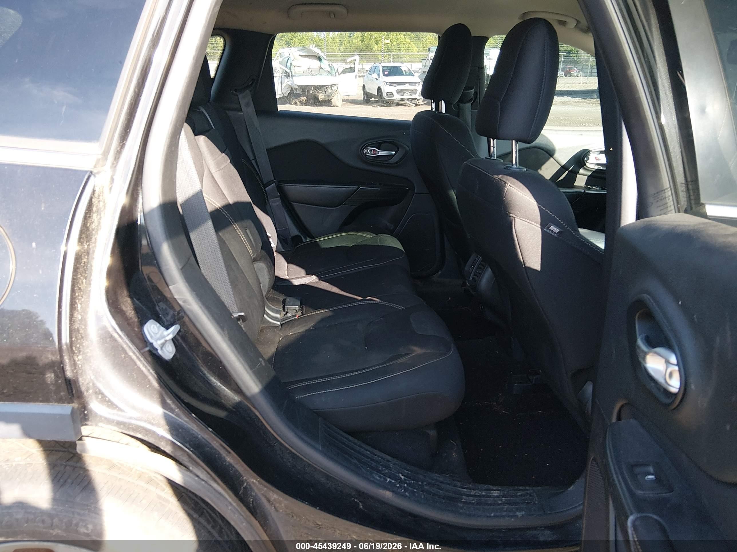 2015 Jeep Cherokee Latitude Black vin: 1C4PJMCS2FW794618