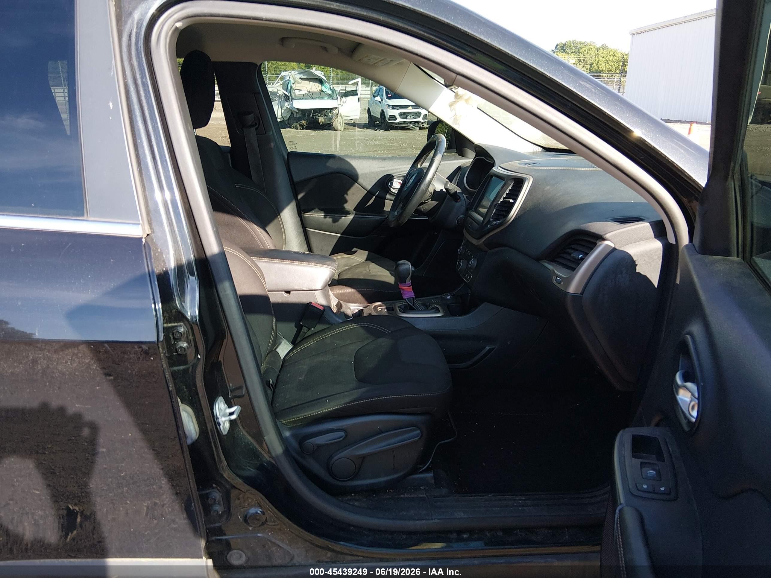 2015 Jeep Cherokee Latitude Black vin: 1C4PJMCS2FW794618