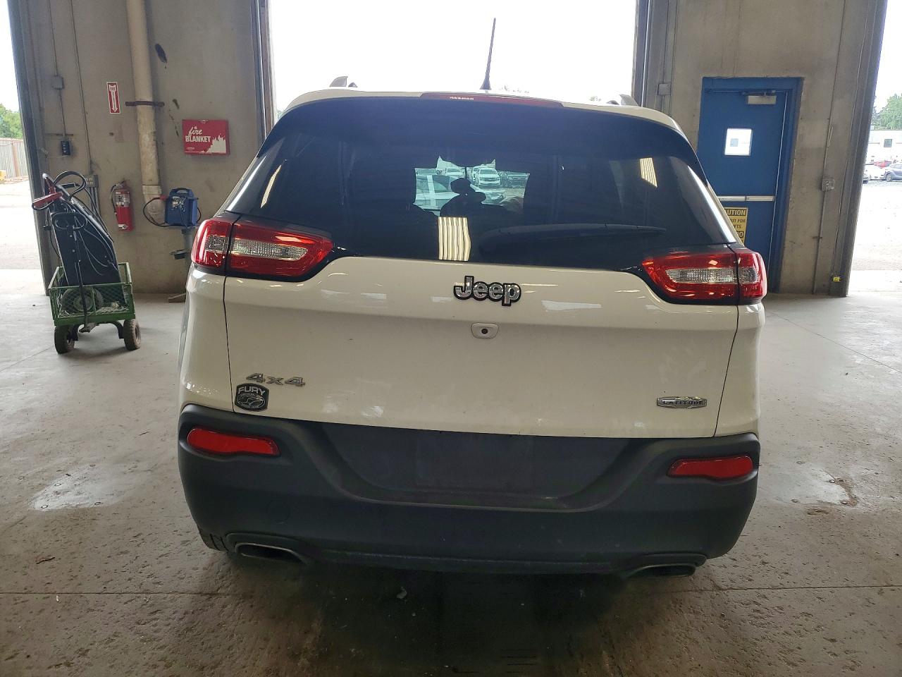 2015 Jeep Cherokee Latitude White vin: 1C4PJMCS2FW795574