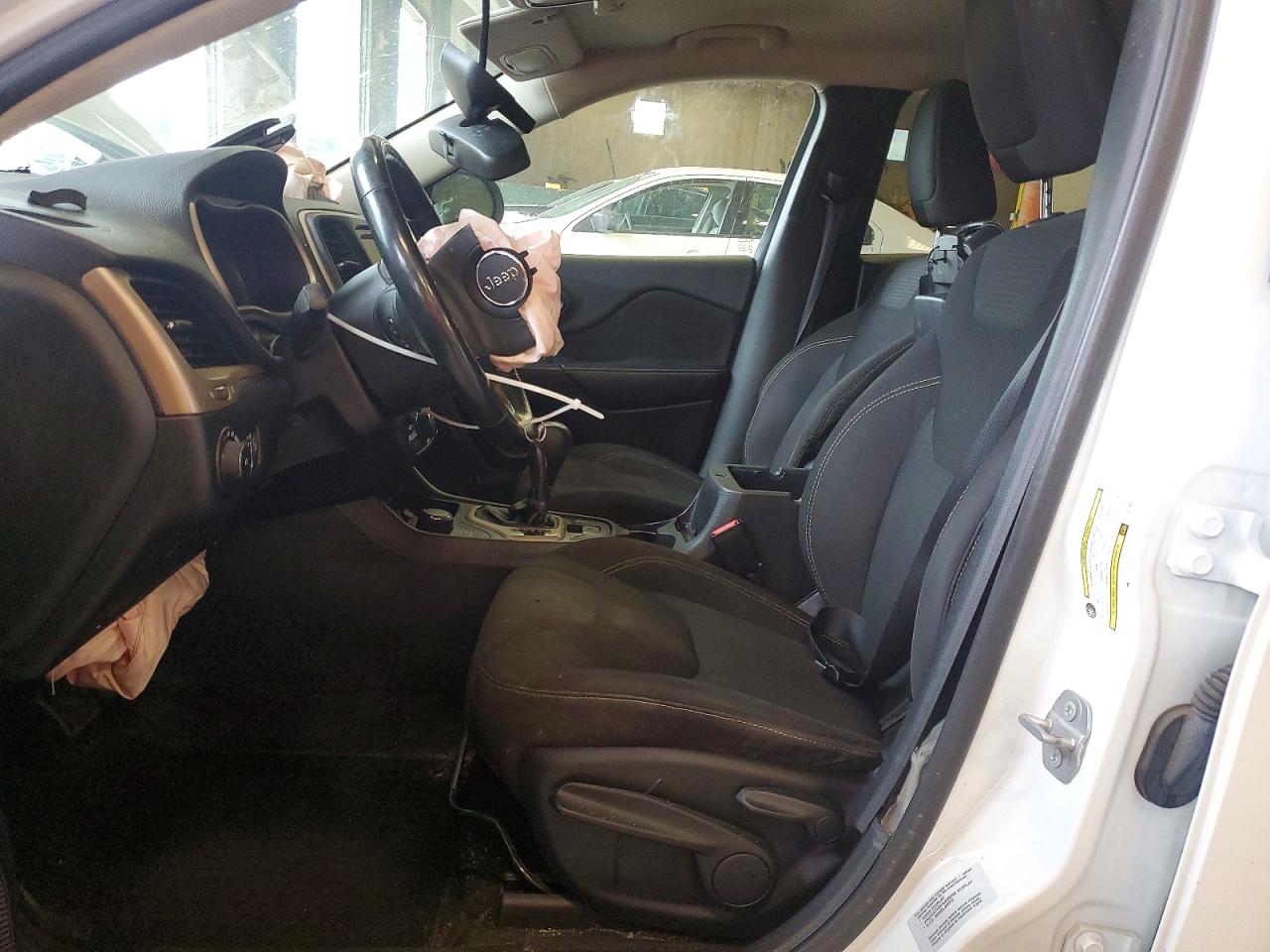 2015 Jeep Cherokee Latitude White vin: 1C4PJMCS2FW795574