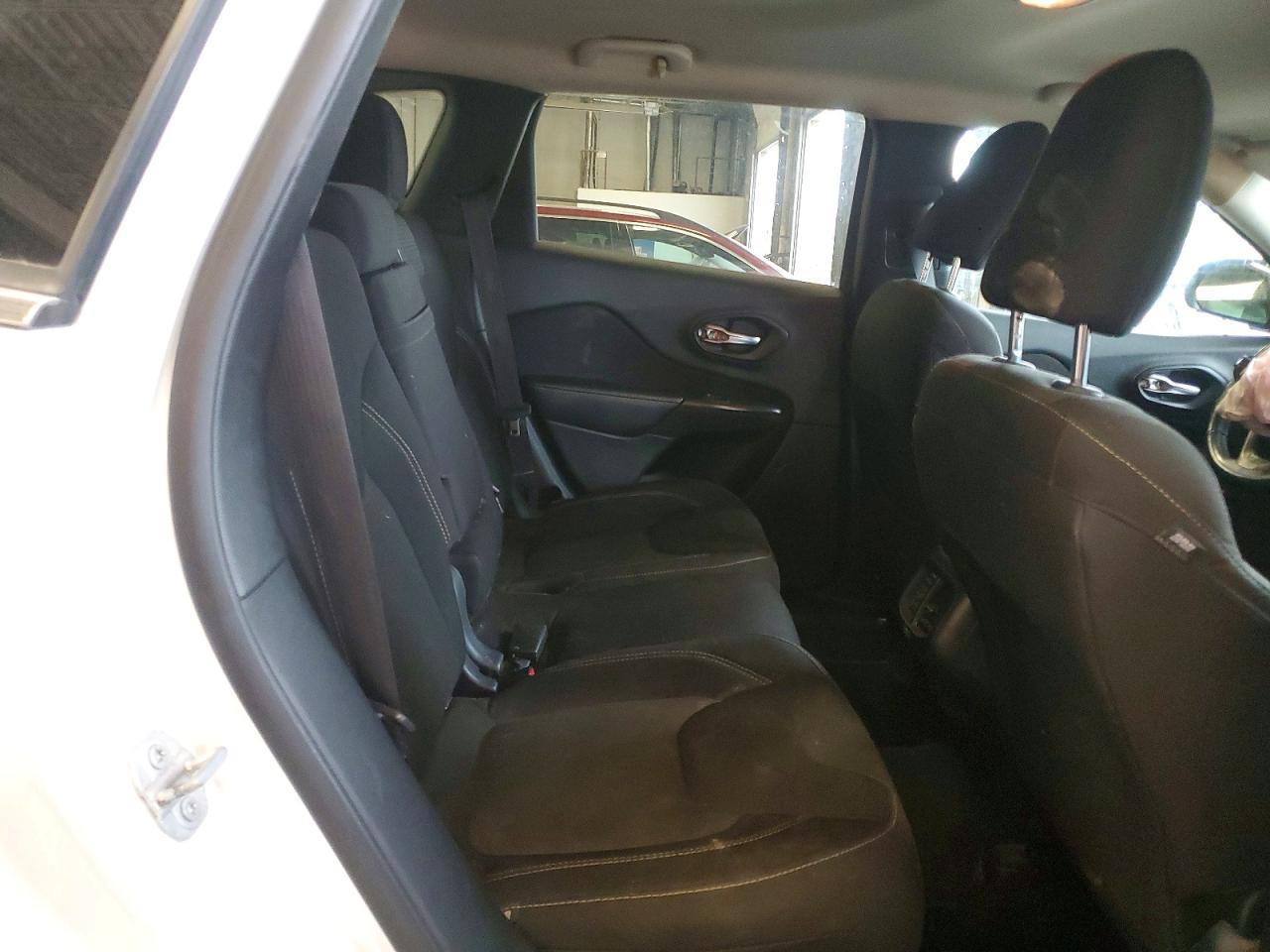 2015 Jeep Cherokee Latitude White vin: 1C4PJMCS2FW795574