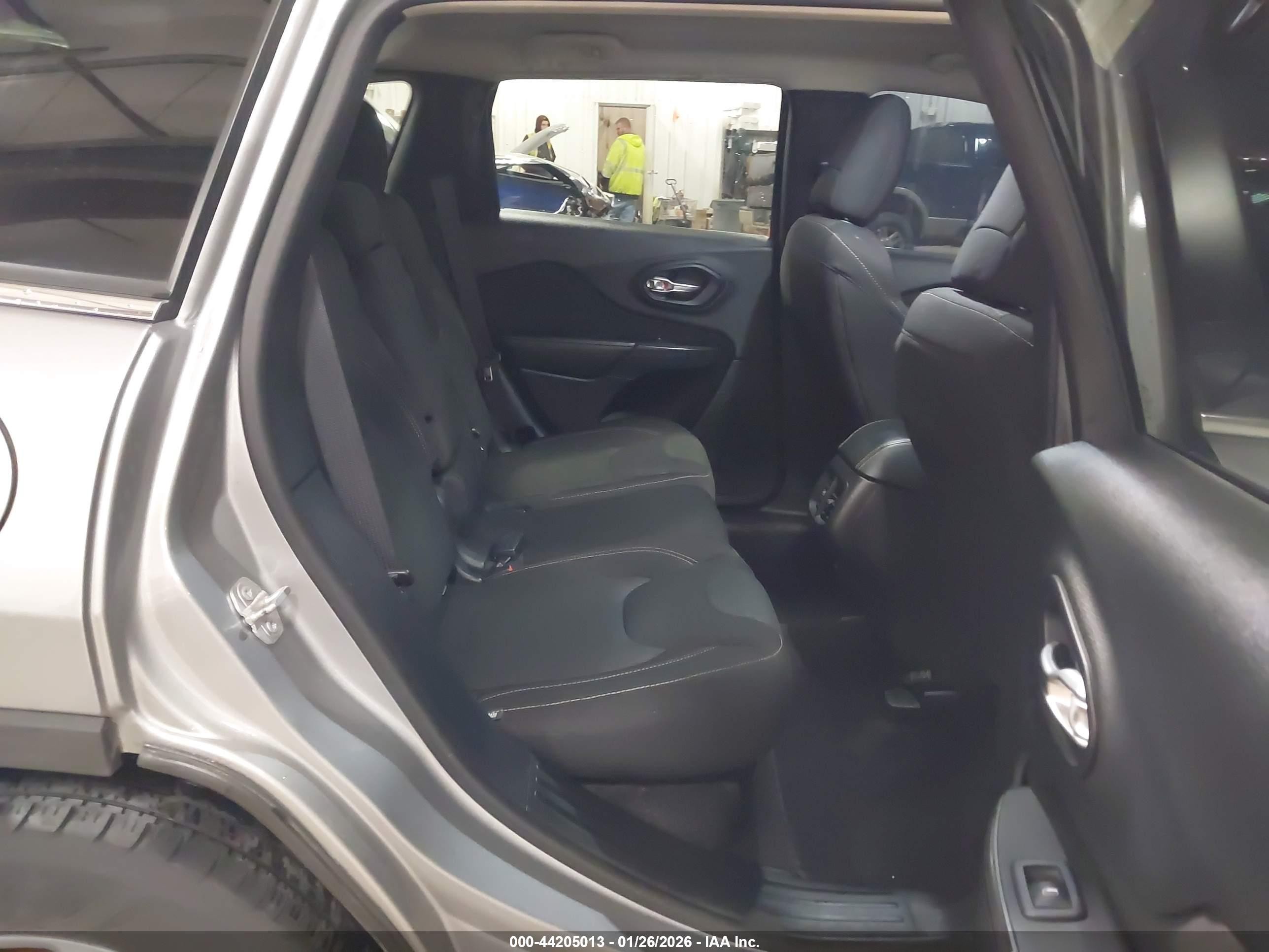 2016 Jeep Cherokee Latitude Gray vin: 1C4PJMCS2GW256146