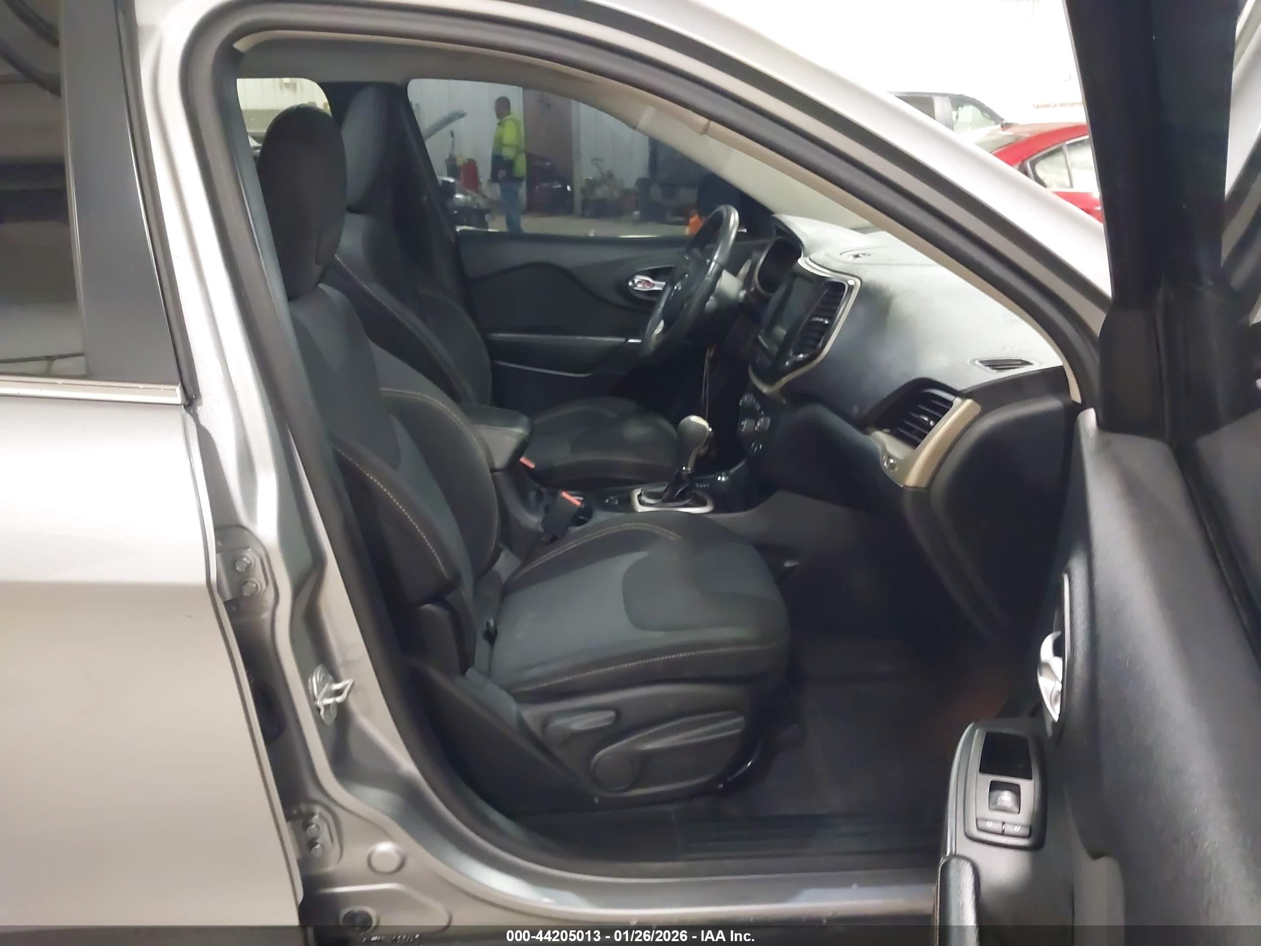 2016 Jeep Cherokee Latitude Gray vin: 1C4PJMCS2GW256146