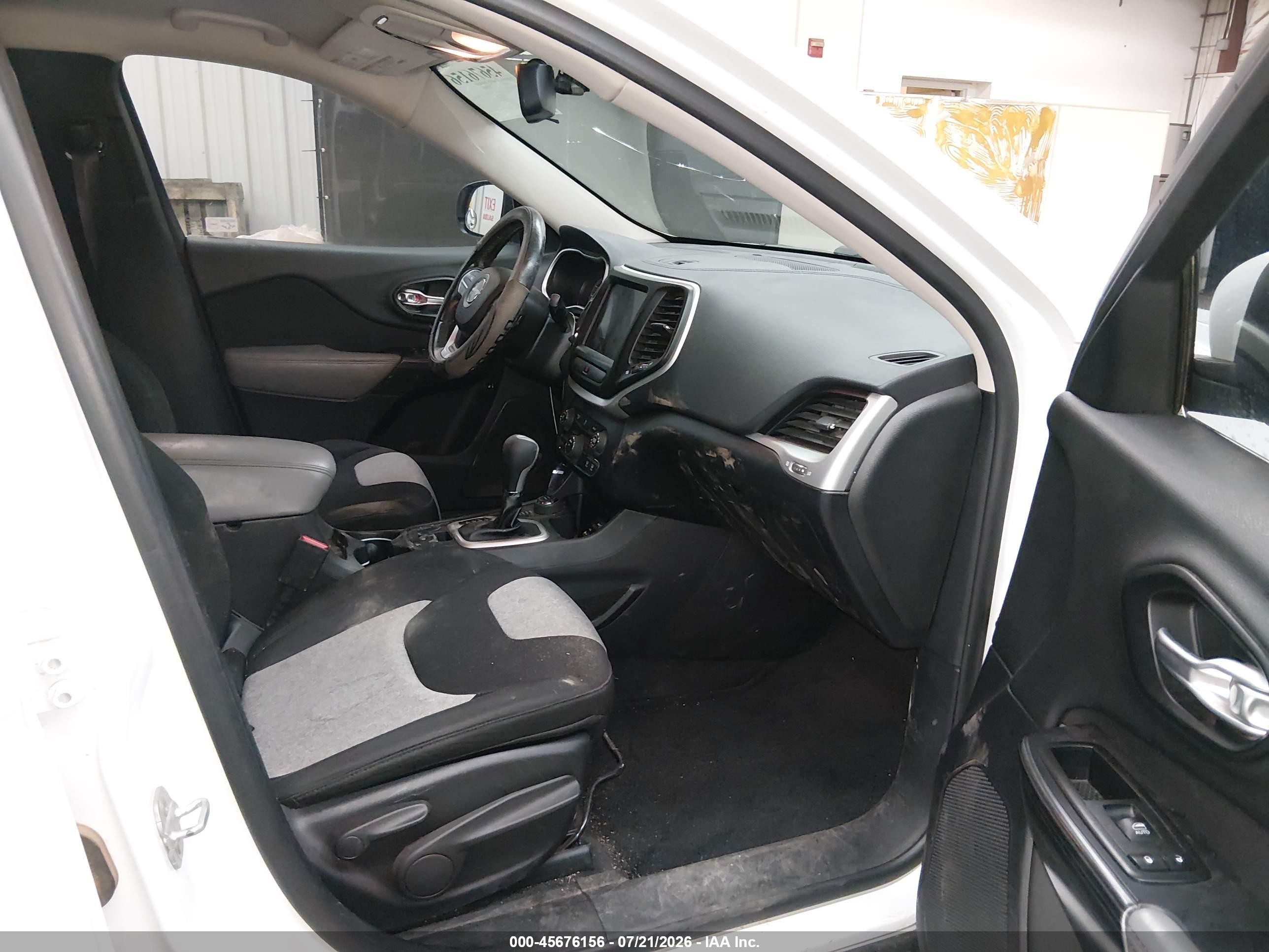 2014 Jeep Cherokee Latitude White vin: 1C4PJMCS3EW128706