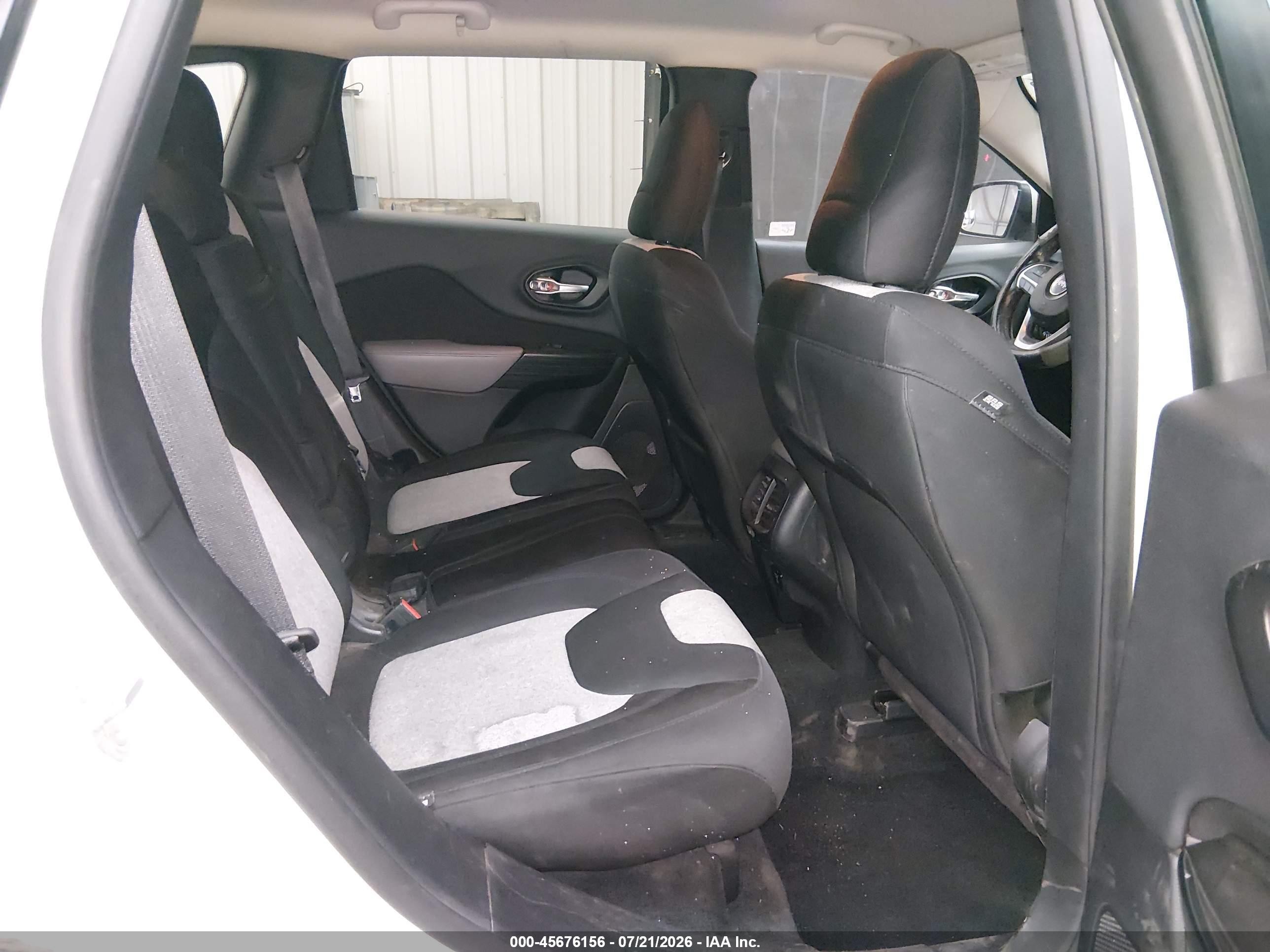 2014 Jeep Cherokee Latitude White vin: 1C4PJMCS3EW128706