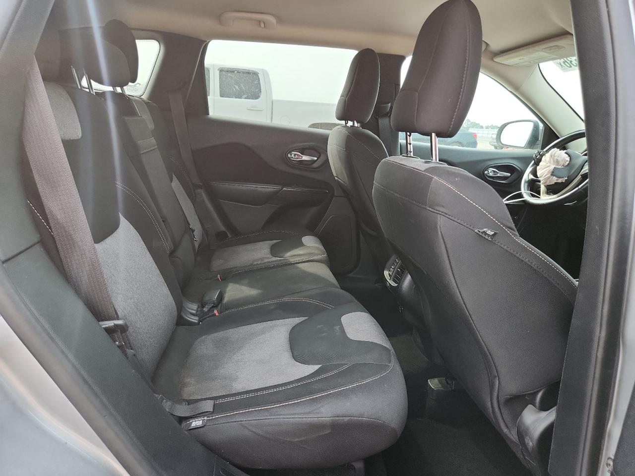2014 Jeep Cherokee Latitude Silver vin: 1C4PJMCS3EW184144