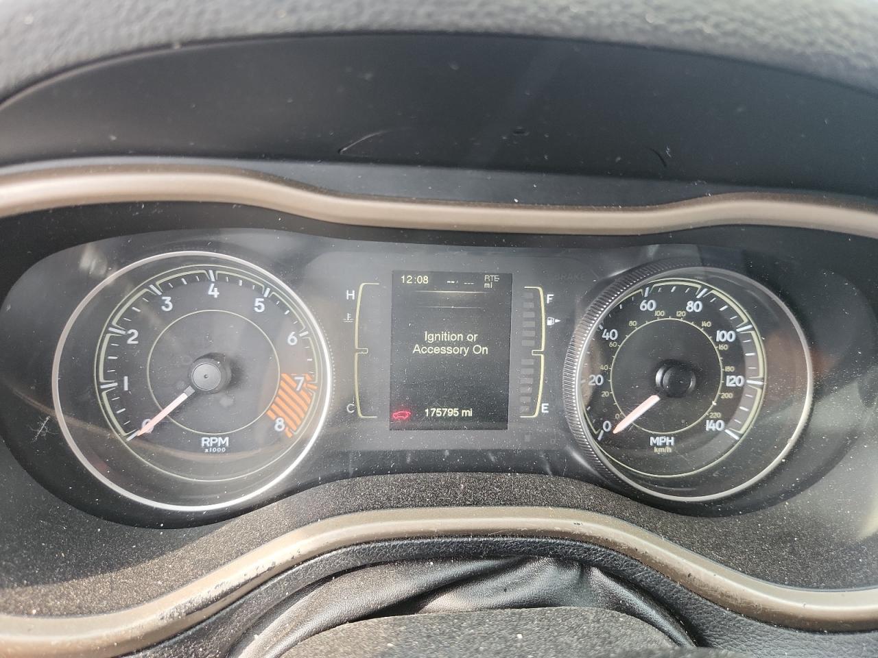 2014 Jeep Cherokee Latitude Silver vin: 1C4PJMCS3EW184144