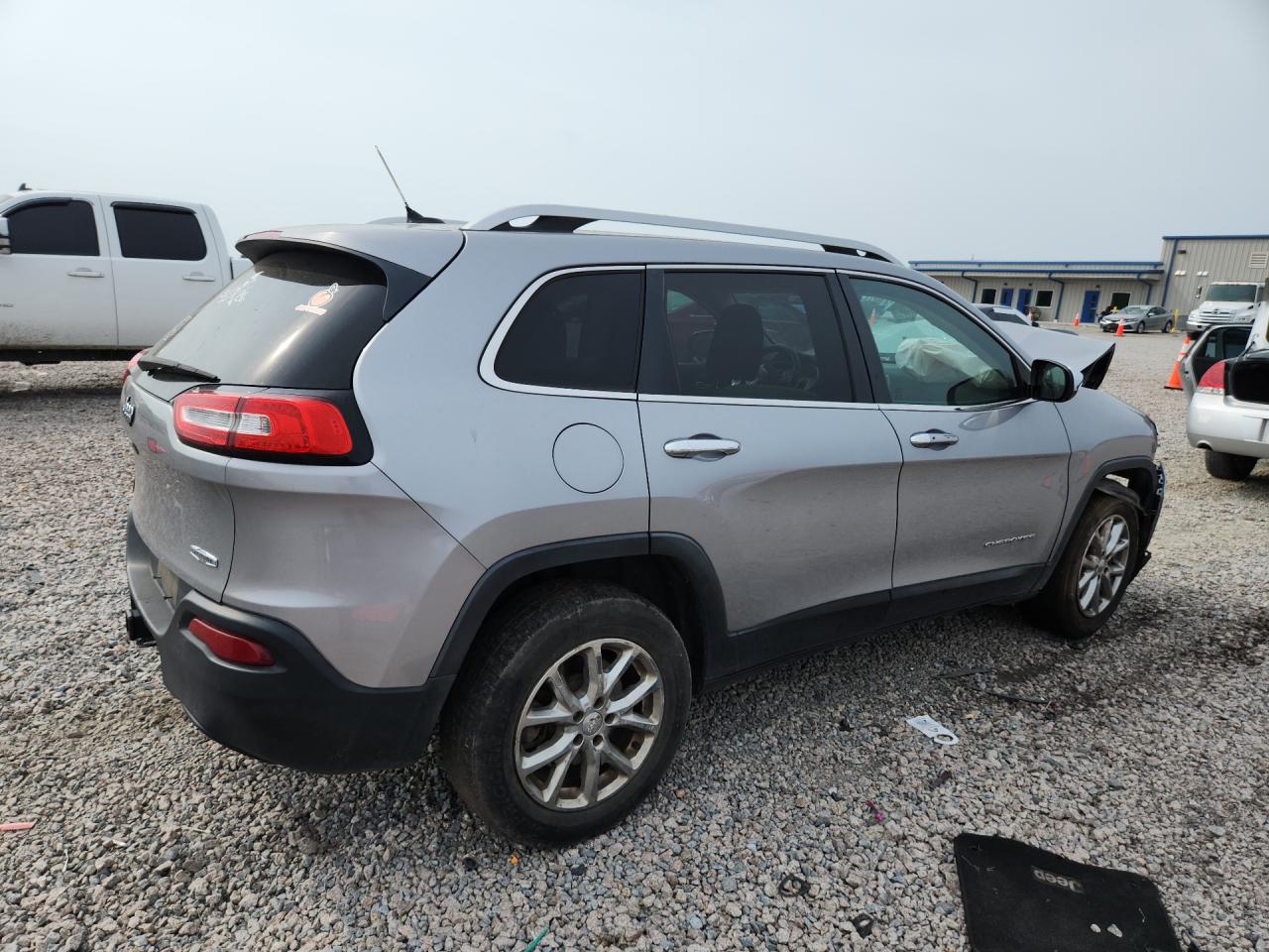 2014 Jeep Cherokee Latitude Silver vin: 1C4PJMCS3EW184144