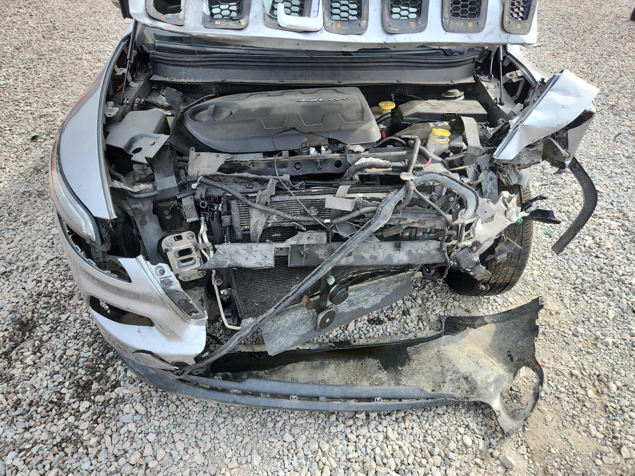 2014 Jeep Cherokee Latitude Silver vin: 1C4PJMCS3EW184144