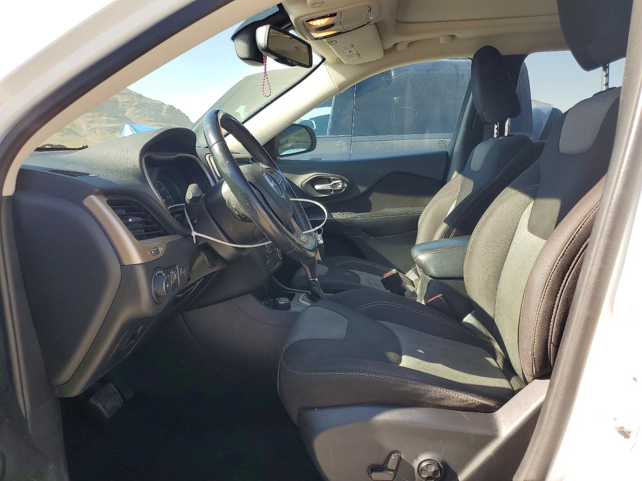 2014 Jeep Cherokee Latitude White vin: 1C4PJMCS3EW193264