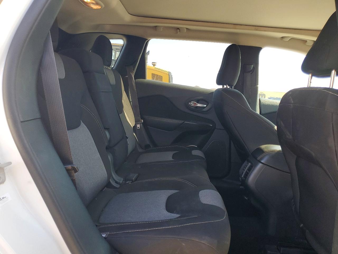 2014 Jeep Cherokee Latitude White vin: 1C4PJMCS3EW193264