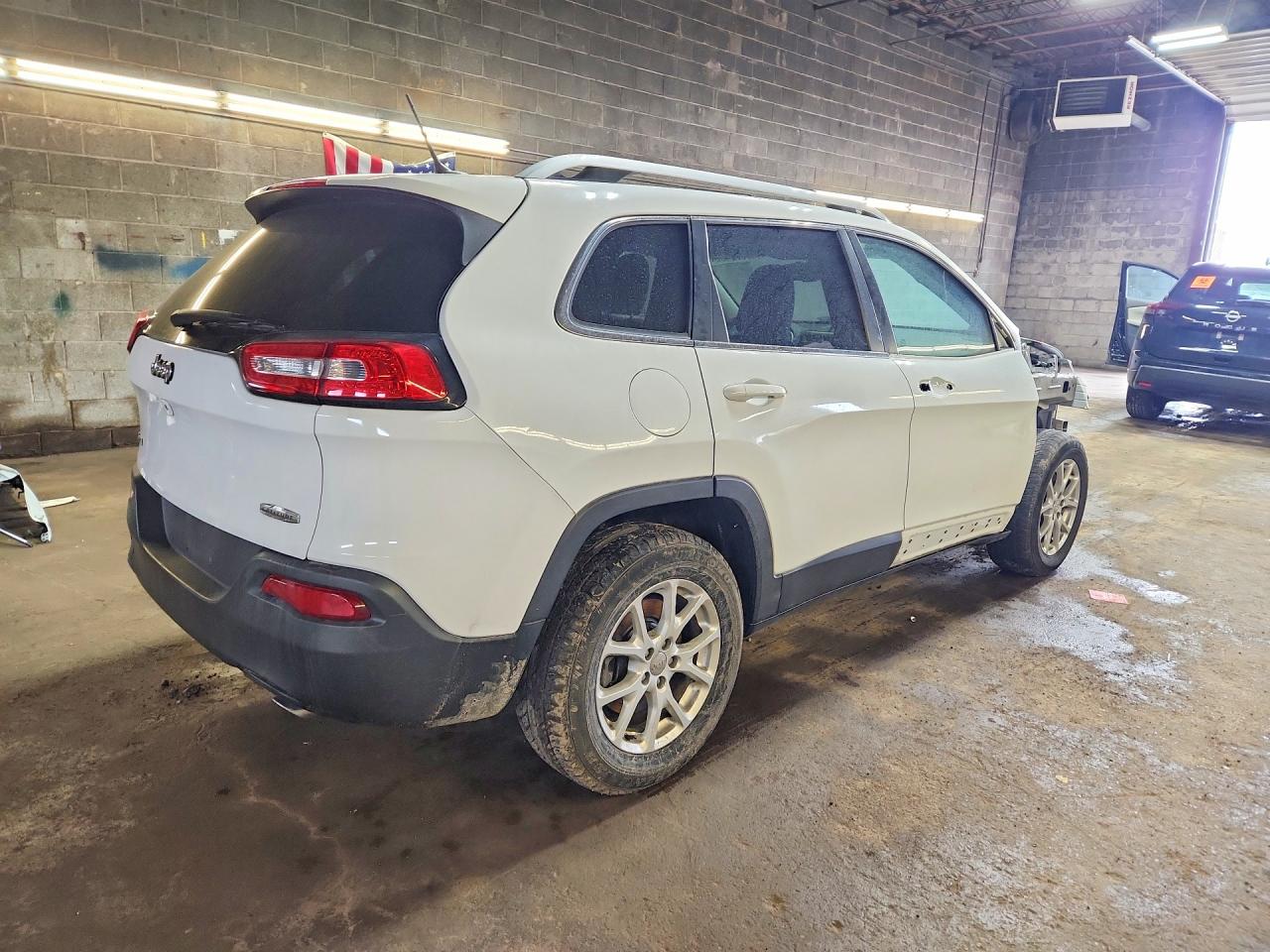 2014 Jeep Cherokee Latitude White vin: 1C4PJMCS3EW226358