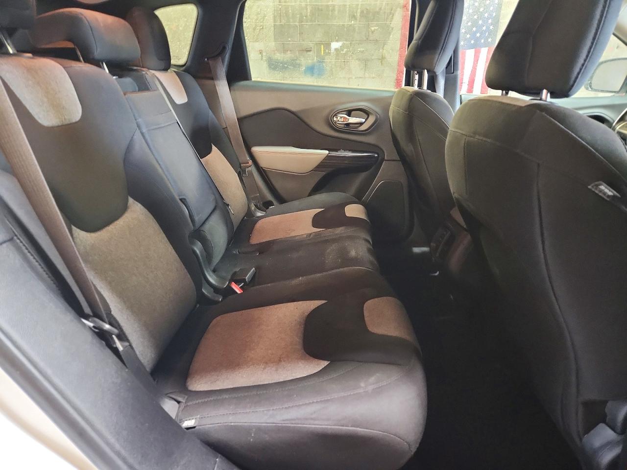 2014 Jeep Cherokee Latitude White vin: 1C4PJMCS3EW226358