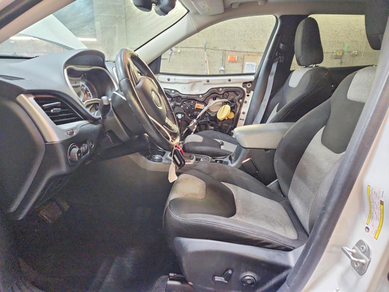 2014 Jeep Cherokee Latitude White vin: 1C4PJMCS3EW226358