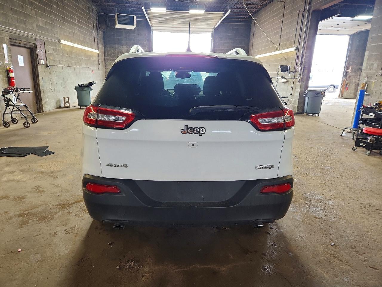 2014 Jeep Cherokee Latitude White vin: 1C4PJMCS3EW226358