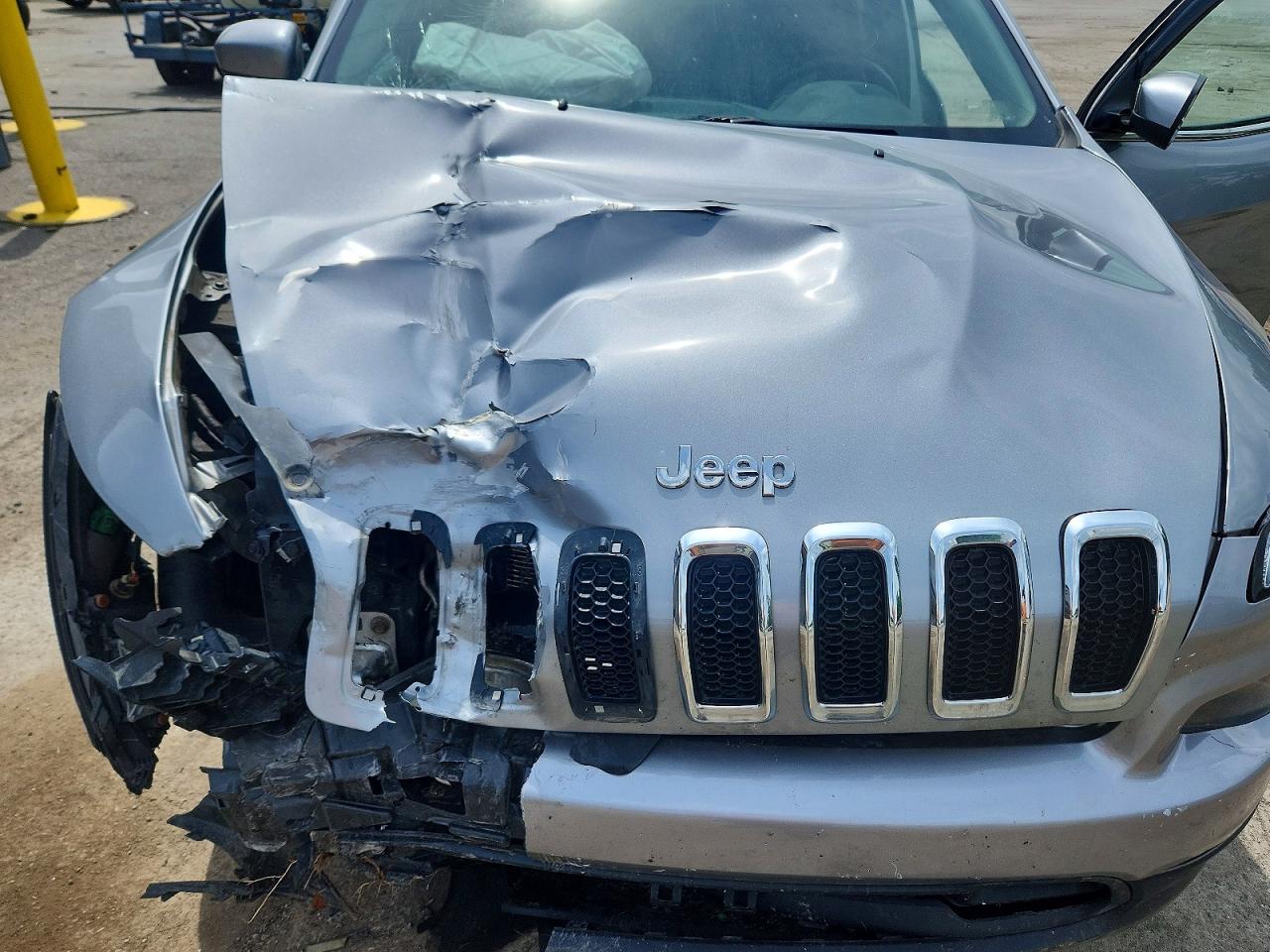 2014 Jeep Cherokee Latitude Серебряный vin: 1C4PJMCS3EW265290
