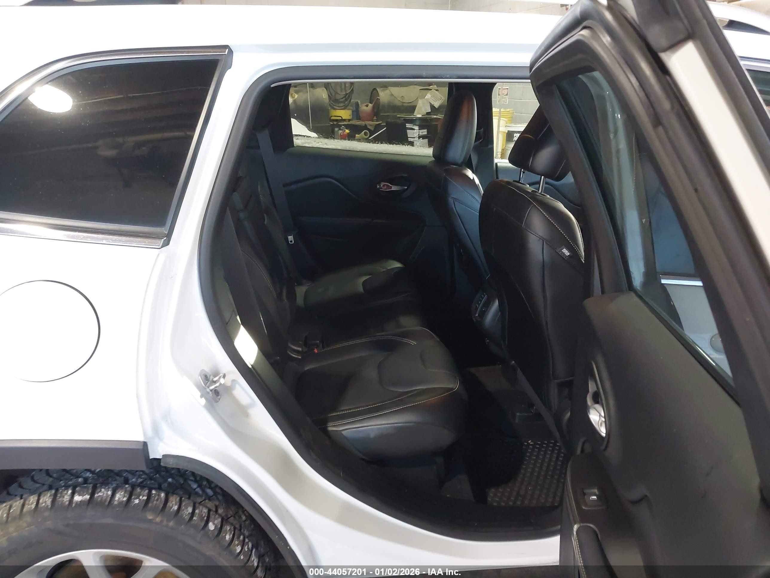 2015 Jeep Cherokee Latitude White vin: 1C4PJMCS3FW588868