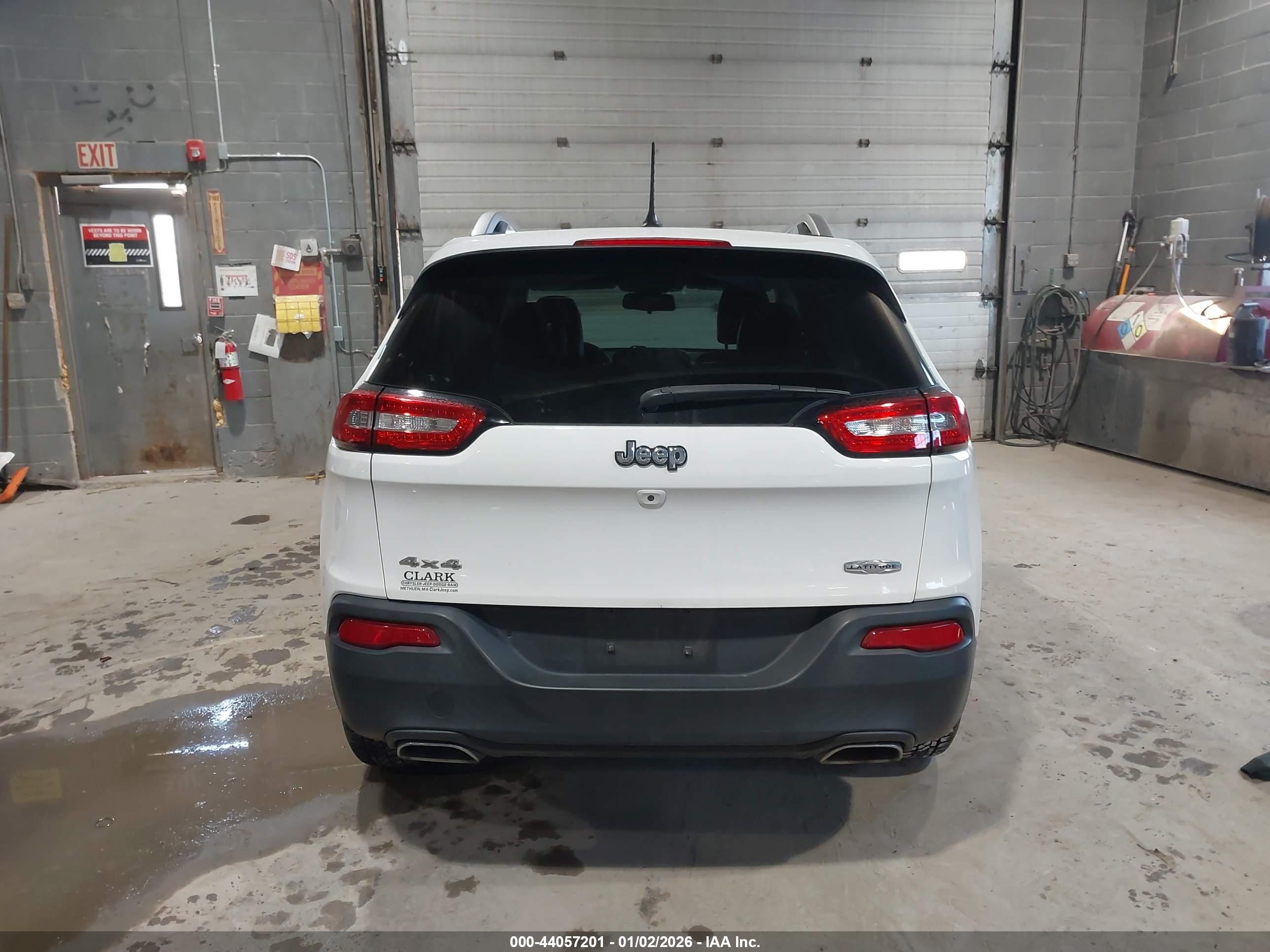 2015 Jeep Cherokee Latitude White vin: 1C4PJMCS3FW588868