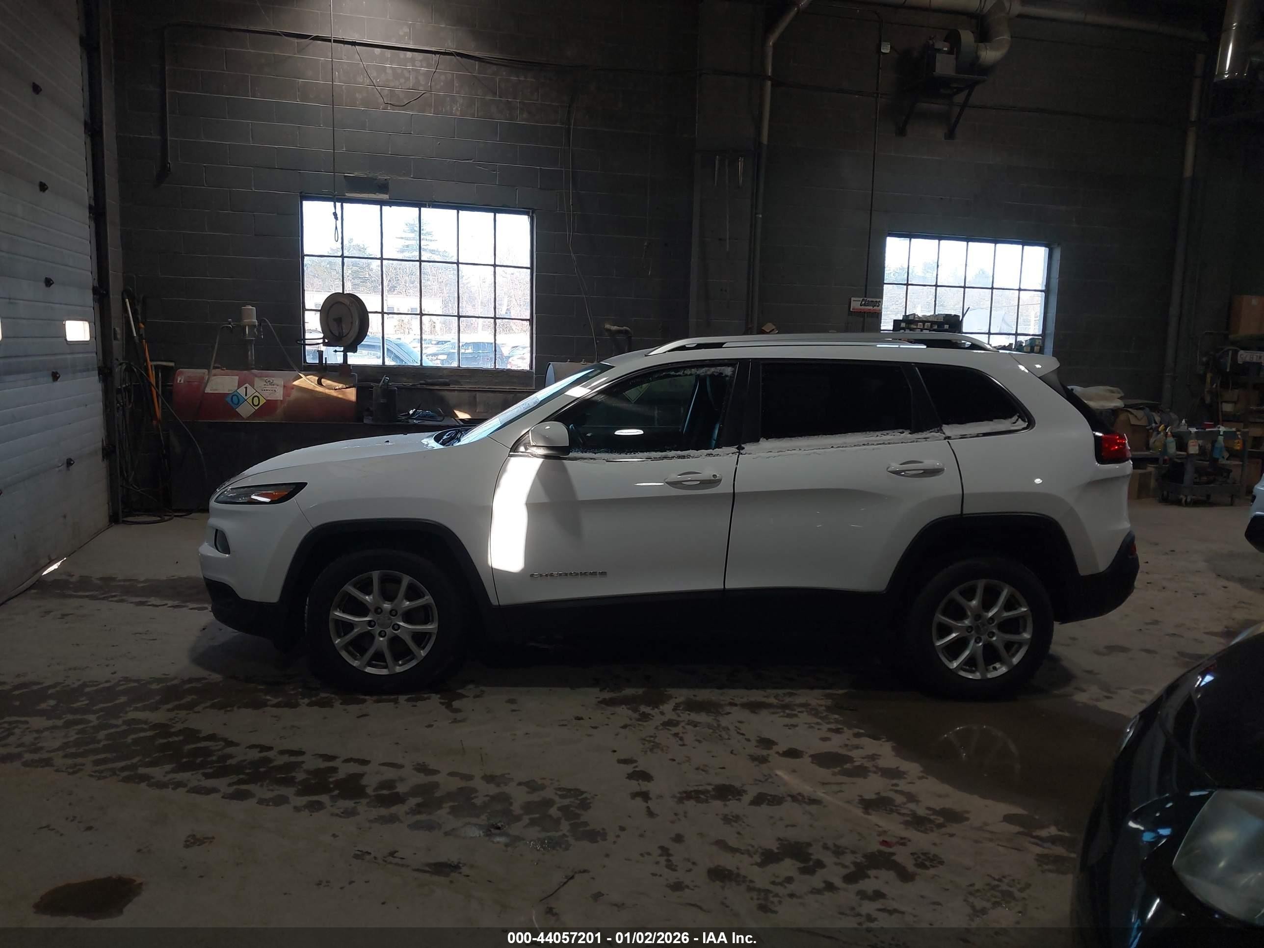 2015 Jeep Cherokee Latitude White vin: 1C4PJMCS3FW588868