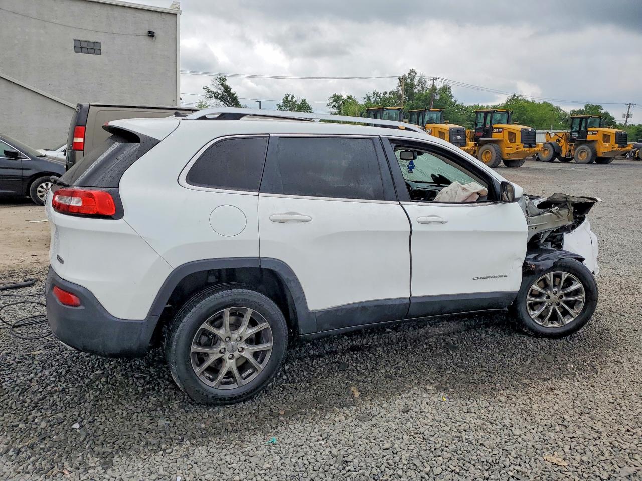 2015 Jeep Cherokee Latitude White vin: 1C4PJMCS3FW588868