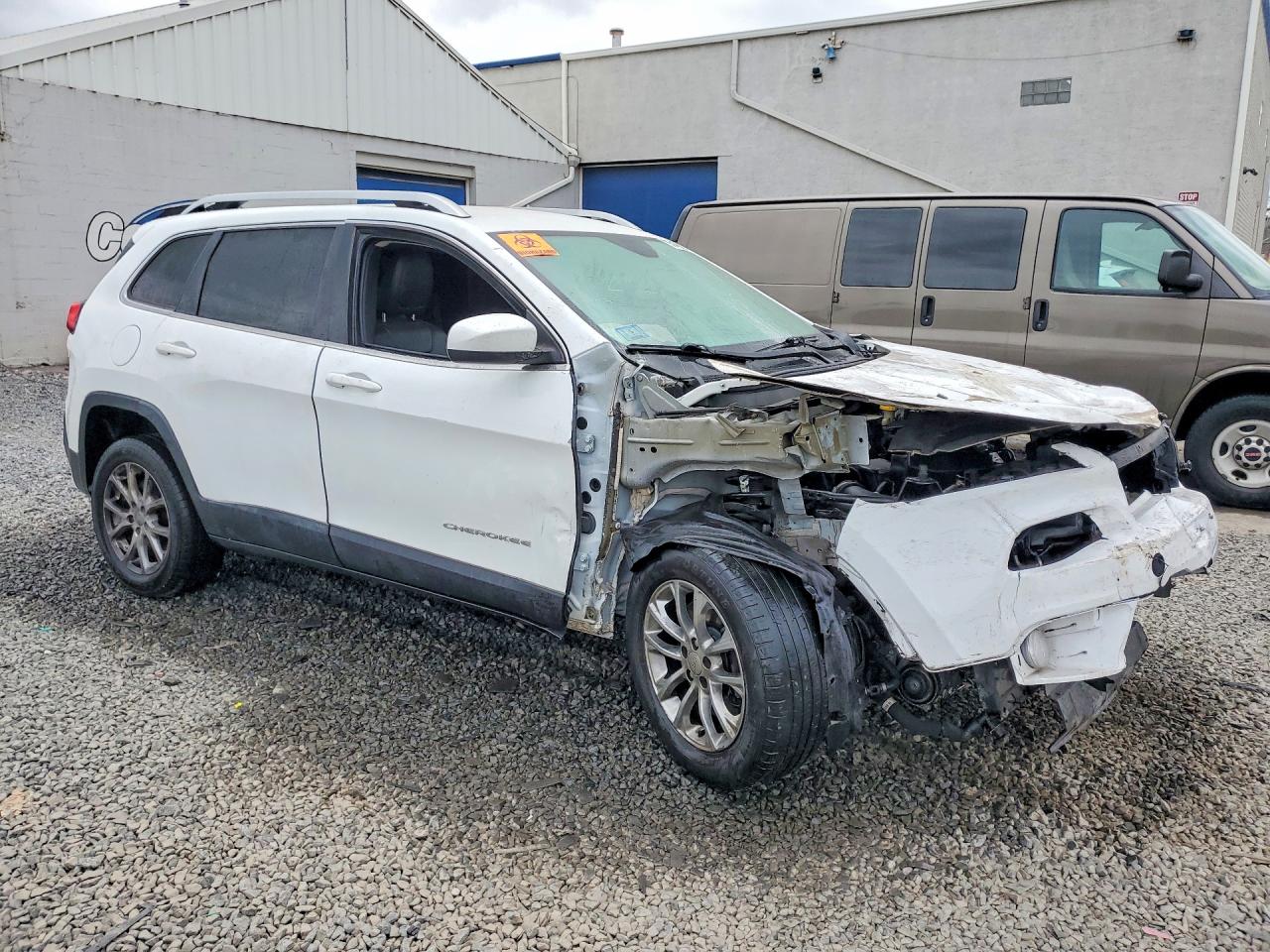 2015 Jeep Cherokee Latitude White vin: 1C4PJMCS3FW588868
