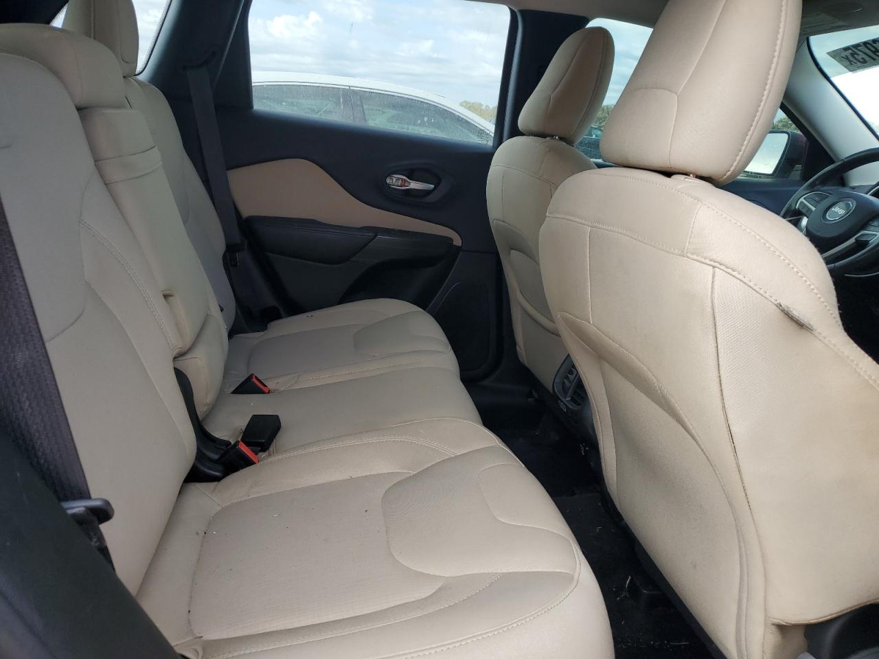 2015 Jeep Cherokee Latitude Red vin: 1C4PJMCS3FW595190